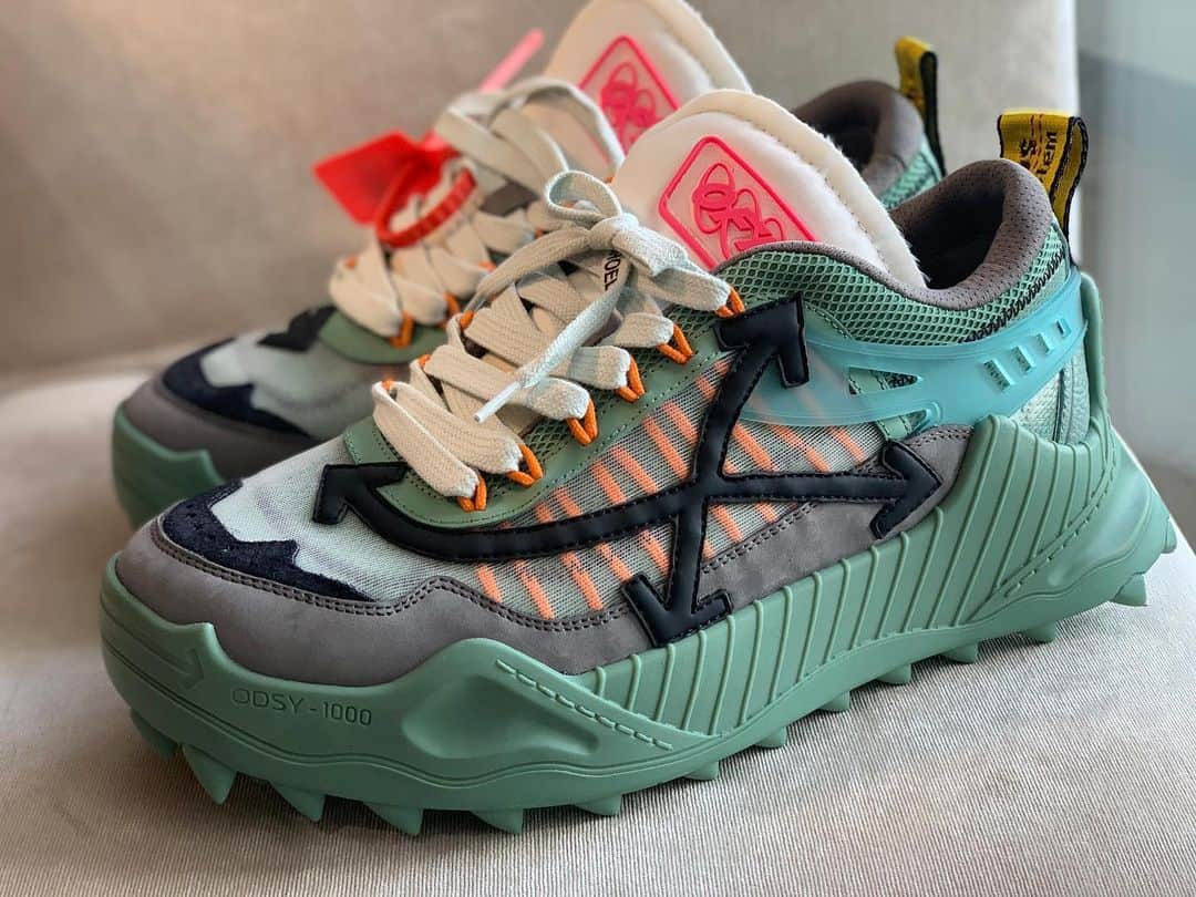 カブキンのインスタグラム：「スニーカー買った😌 なんか強そう。 #offwhite  #offwhitesneakers  #offwhiteshoes  #オフホワイト芸人」