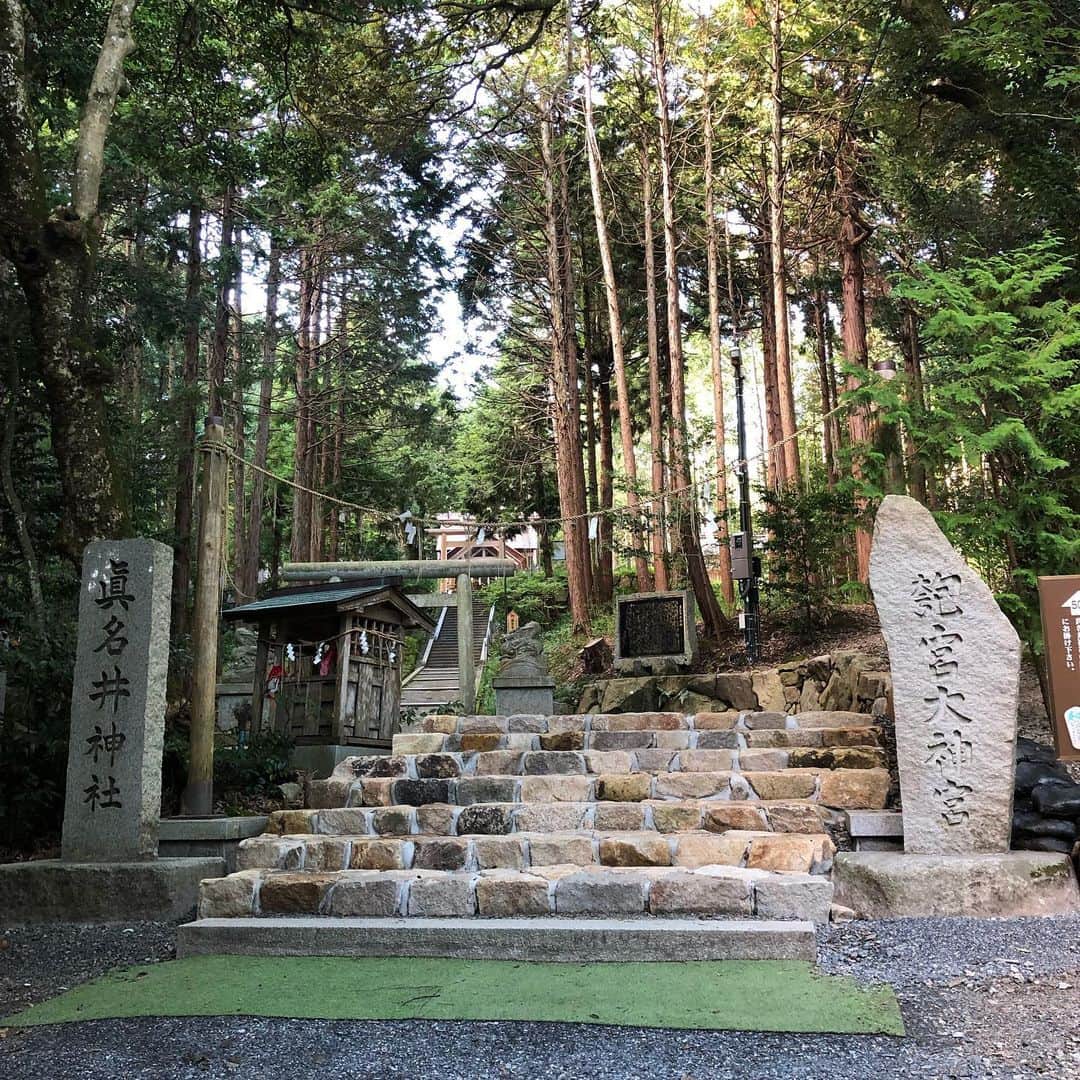佐伯紅緒さんのインスタグラム写真 - (佐伯紅緒Instagram)「一年ぶりの真名井神社。 改装が済んでスッキリ。 参道を登っていくと途中からふっと気配が変わる、ご神気の凄さもお水の美味しさも相変わらずでした。  写真は狛犬ならぬ狛龍さん。  #真名井神社 #天橋立 #神社」9月8日 14時40分 - beniosaeki
