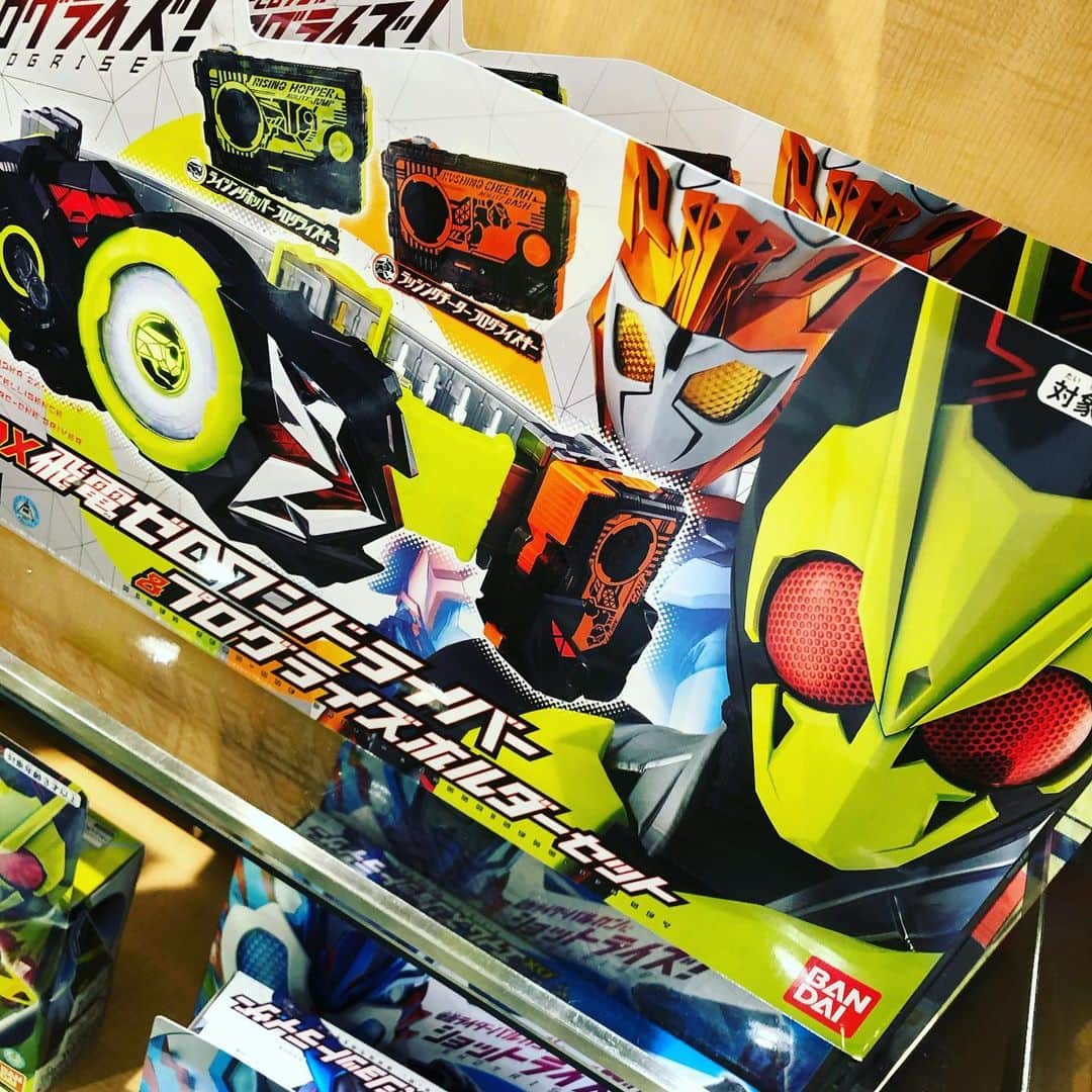 須田剛一のインスタグラム：「久々のバッタモチーフ、仮面ライダーゼロワン。ゼロワンドライバー、欲しい…。」