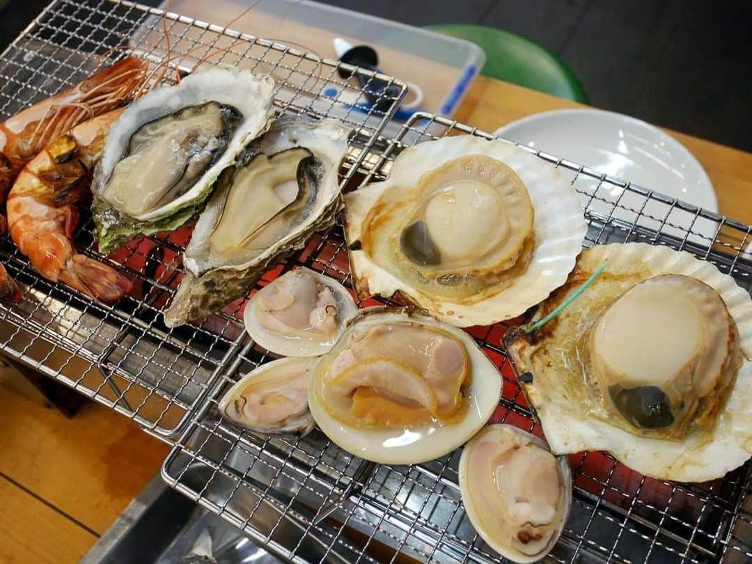 Travel.jp / トラベルjpさんのインスタグラム写真 - (Travel.jp / トラベルjpInstagram)「✈【茨城】新鮮な海の幸を浜焼きで！⁠ .⁠ 「日立おさかなセンター」は海鮮好きのパラダイス。⁠ 「あかつ水産」では浜焼きも楽しめるんです。⁠ 飲食スペースの奥には鮮魚コーナーがあり、そこで購入したものをテーブルの上のコンロで焼いていただきます！⁠ 【写真/さとちん】⁠ .⁠ 詳しい情報は【LINEトラベルjp 日立おさかなセンター】で検索❤️⁠ ⁠ #LTJ47グルメ で日本47都道府県のグルメをご紹介中♪⁠ あなたのおすすめはなに？ #LTJ47グルメ をつけて更新してね✨⁠ .⁠ #旅行 #旅行好き #旅行好きな人と繋がりたい #トラベラー #女子旅 #女子旅行 #国内旅行 #海外旅行 #インスタ映え #トラベル #トリップ #絶景 #カメラ女子 #カメラ男子 #ダレカニミセタイケシキ #LINEトラベルjp #時短トラベル #茨城 #茨城グルメ #茨城旅行 #海鮮丼 #浜焼き #ご当地グルメ #あかつ水産」9月8日 15時00分 - travel.jp