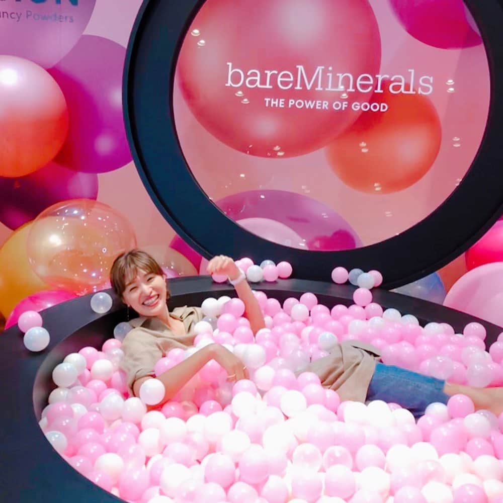 廣瀬規子のインスタグラム：「@bareminerals_jp の新作を見にお邪魔しましたら、、、 想像を超える楽しい事態に🙈 * やたらとボールが好きな娘たちの気持ちがよく分かりました😂 * そして、肝心の新しいアイシャドウとチーク、リップをお土産に頂きまして、、、早速つけて楽しんでいます😌 * 色が絶妙でかなり気に入ってまぁす❣️ * @tomotta ちゃん、お誘いありがとう🙏💕 * #ベアミネラル  #新商品 #アイシャドウ #リップ #チーク #最近化粧っ気なかったのですが #またお化粧楽しみたい気持ちに #cosme #コスメ」