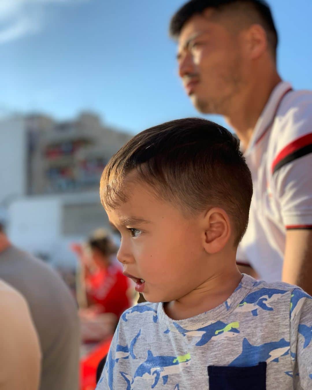 エリナ シルカのインスタグラム：「Like father like son 🏉👨‍👦 リヨンvsトゥーロンの試合を観に南フランスへドライブ。 会場に入るとラグビーラグビーって何回も嬉しそうに言う息子に山田ディーはにっこり😊 リヨンめちゃくちゃ強くてただいま三連勝中！」