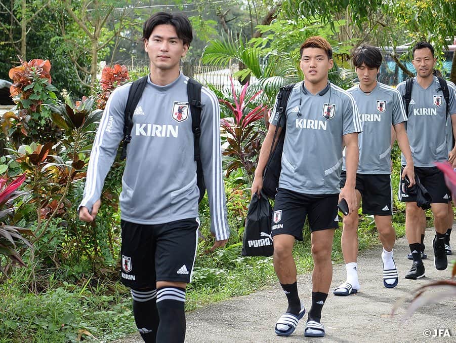 日本サッカー協会さんのインスタグラム写真 - (日本サッカー協会Instagram)「DAY6️⃣ 9/7 ｜アジア2次予選初戦に向け、ミャンマー・ヤンゴンで初練習。練習会場は突如強烈な雨に見舞われ一瞬でピッチも水浸しに。 選手たちもスコールは試合時にも起こりうると想定していたため、こうした環境の変化も確かめるかのように集中力を増して1つ1つのプレーを確かめていました。 ・ #daihyo #SAMURAIBLUE #新しい景色を2022 ―――――――――――――――――― 2022FIFAワールドカップカタールアジア2次予選 🆚ミャンマー代表 📅9/10(火)日本時間21:20KO 📍ミャンマー/Thuwunna Stadium 📺日本テレビ系で生中継 ・ 👉大会情報はJFA.jpへ ――――――――――――――――――」9月8日 15時10分 - japanfootballassociation