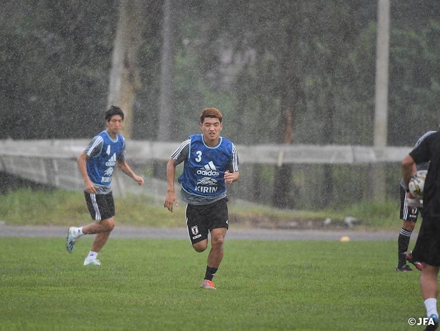 日本サッカー協会さんのインスタグラム写真 - (日本サッカー協会Instagram)「DAY6️⃣ 9/7 ｜アジア2次予選初戦に向け、ミャンマー・ヤンゴンで初練習。練習会場は突如強烈な雨に見舞われ一瞬でピッチも水浸しに。 選手たちもスコールは試合時にも起こりうると想定していたため、こうした環境の変化も確かめるかのように集中力を増して1つ1つのプレーを確かめていました。 ・ #daihyo #SAMURAIBLUE #新しい景色を2022 ―――――――――――――――――― 2022FIFAワールドカップカタールアジア2次予選 🆚ミャンマー代表 📅9/10(火)日本時間21:20KO 📍ミャンマー/Thuwunna Stadium 📺日本テレビ系で生中継 ・ 👉大会情報はJFA.jpへ ――――――――――――――――――」9月8日 15時10分 - japanfootballassociation