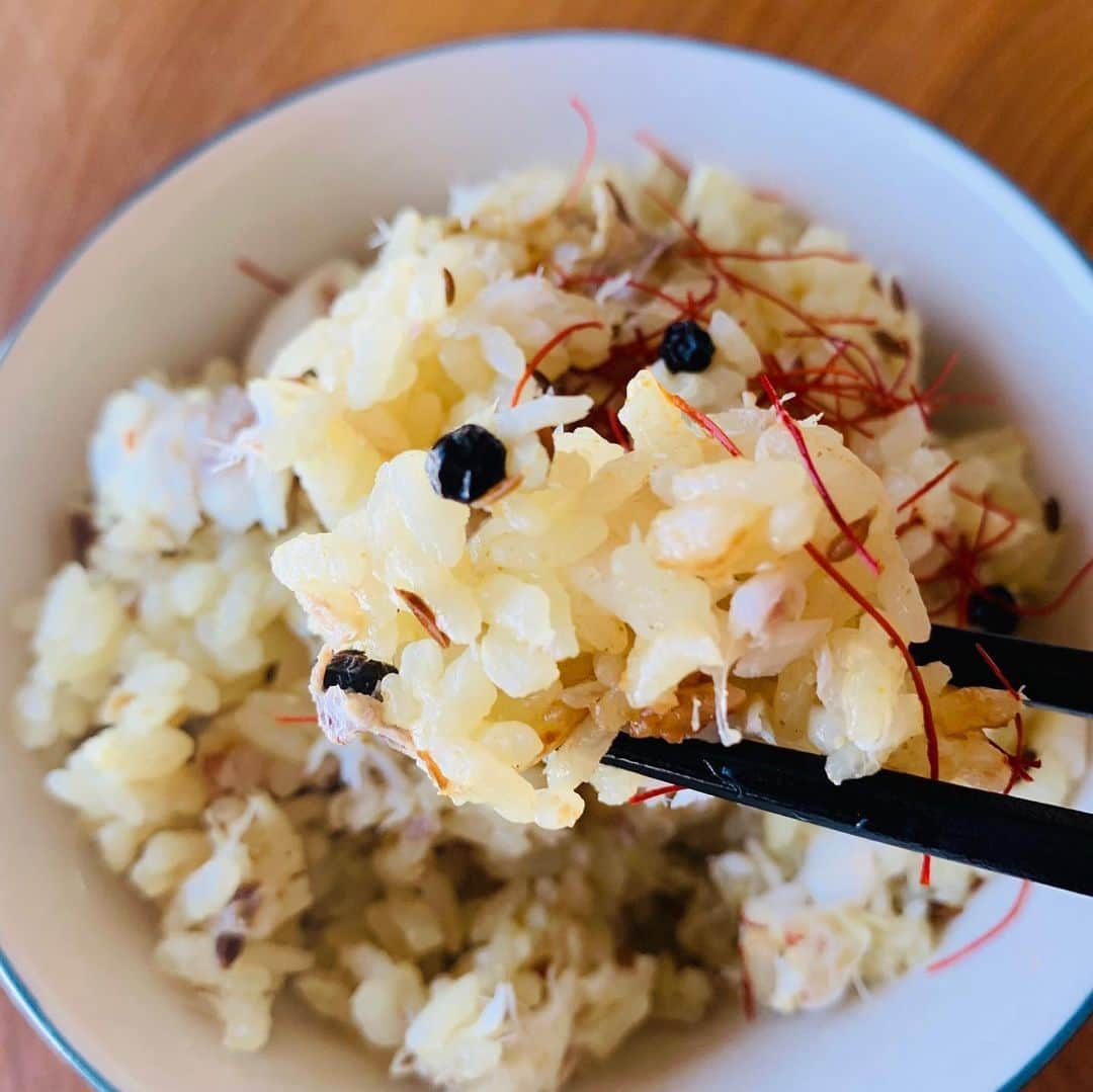 一条もんこさんのインスタグラム写真 - (一条もんこInstagram)「欲望のままにスパイス。  小鯛のカレー炊き込みご飯。  ヨーグルトとスパイス、カレー粉でマリネした小鯛を一度フライパンで焼きます。  それを昆布とかつお出汁を入れた白米と、クミン、黒胡椒でテンパリングしたオイルと共に炊きます。 炊飯器は普通の白米モード。  出汁とスパイスの親和性、、 鯛からも旨味がたっぷり出るので旨味の相乗効果です。 ふっくらスパイシー。とてもおいしい(^.^) #カレー#curry#自作#スパイス#スパイス料理#鯛#炊き込みご飯#カレー飯#クミン#黒胡椒#カレーパウダー#簡単料理#炊飯器調理#出汁#旨味の相乗効果#楽しい休日#一条もんこ」9月8日 15時14分 - monko1215