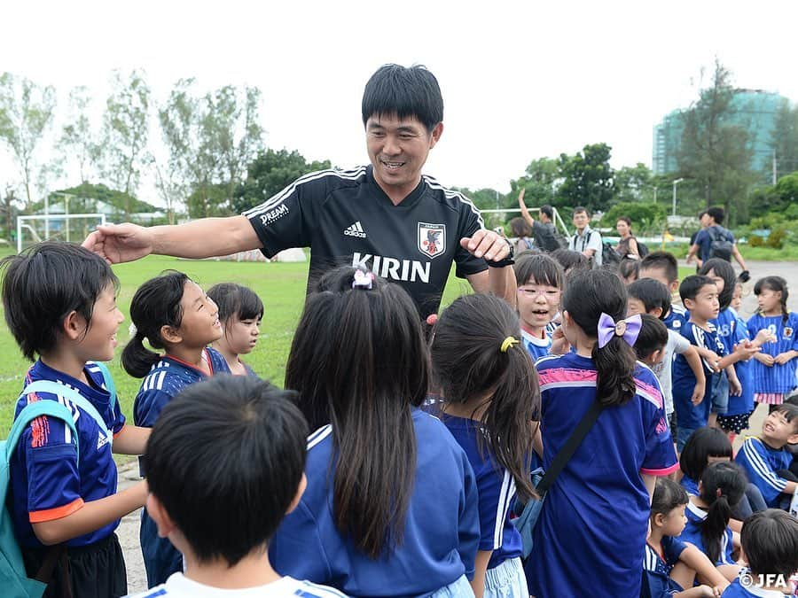 日本サッカー協会さんのインスタグラム写真 - (日本サッカー協会Instagram)「📸ミャンマーで初練習。地元ヤンゴンの日本人学校の子どもたちとその関係者、約300名が練習会場に激励に来てくれました。たくさんの声援、ありがとうございました！ ・ #daihyo #SAMURAIBLUE #新しい景色を2022 ―――――――――――――――――― 2022FIFAワールドカップカタールアジア2次予選 🆚ミャンマー代表 📅9/10(火)日本時間21:20KO 📍ミャンマー/Thuwunna Stadium 📺日本テレビ系で生中継 ・ 👉大会情報はJFA.jpへ ――――――――――――――――――」9月8日 15時15分 - japanfootballassociation