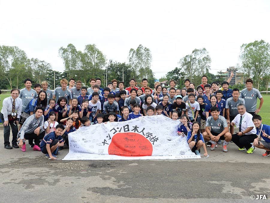 日本サッカー協会さんのインスタグラム写真 - (日本サッカー協会Instagram)「📸ミャンマーで初練習。地元ヤンゴンの日本人学校の子どもたちとその関係者、約300名が練習会場に激励に来てくれました。たくさんの声援、ありがとうございました！ ・ #daihyo #SAMURAIBLUE #新しい景色を2022 ―――――――――――――――――― 2022FIFAワールドカップカタールアジア2次予選 🆚ミャンマー代表 📅9/10(火)日本時間21:20KO 📍ミャンマー/Thuwunna Stadium 📺日本テレビ系で生中継 ・ 👉大会情報はJFA.jpへ ――――――――――――――――――」9月8日 15時15分 - japanfootballassociation