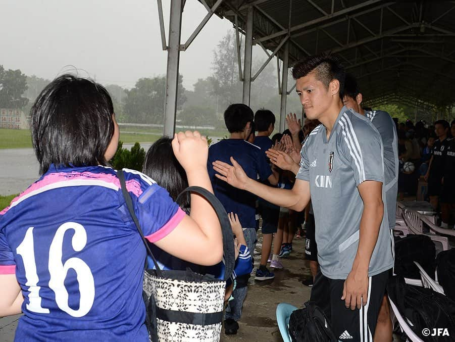 日本サッカー協会さんのインスタグラム写真 - (日本サッカー協会Instagram)「📸ミャンマーで初練習。地元ヤンゴンの日本人学校の子どもたちとその関係者、約300名が練習会場に激励に来てくれました。たくさんの声援、ありがとうございました！ ・ #daihyo #SAMURAIBLUE #新しい景色を2022 ―――――――――――――――――― 2022FIFAワールドカップカタールアジア2次予選 🆚ミャンマー代表 📅9/10(火)日本時間21:20KO 📍ミャンマー/Thuwunna Stadium 📺日本テレビ系で生中継 ・ 👉大会情報はJFA.jpへ ――――――――――――――――――」9月8日 15時15分 - japanfootballassociation