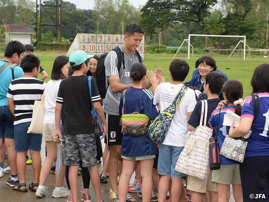 日本サッカー協会さんのインスタグラム写真 - (日本サッカー協会Instagram)「📸ミャンマーで初練習。地元ヤンゴンの日本人学校の子どもたちとその関係者、約300名が練習会場に激励に来てくれました。たくさんの声援、ありがとうございました！ ・ #daihyo #SAMURAIBLUE #新しい景色を2022 ―――――――――――――――――― 2022FIFAワールドカップカタールアジア2次予選 🆚ミャンマー代表 📅9/10(火)日本時間21:20KO 📍ミャンマー/Thuwunna Stadium 📺日本テレビ系で生中継 ・ 👉大会情報はJFA.jpへ ――――――――――――――――――」9月8日 15時15分 - japanfootballassociation