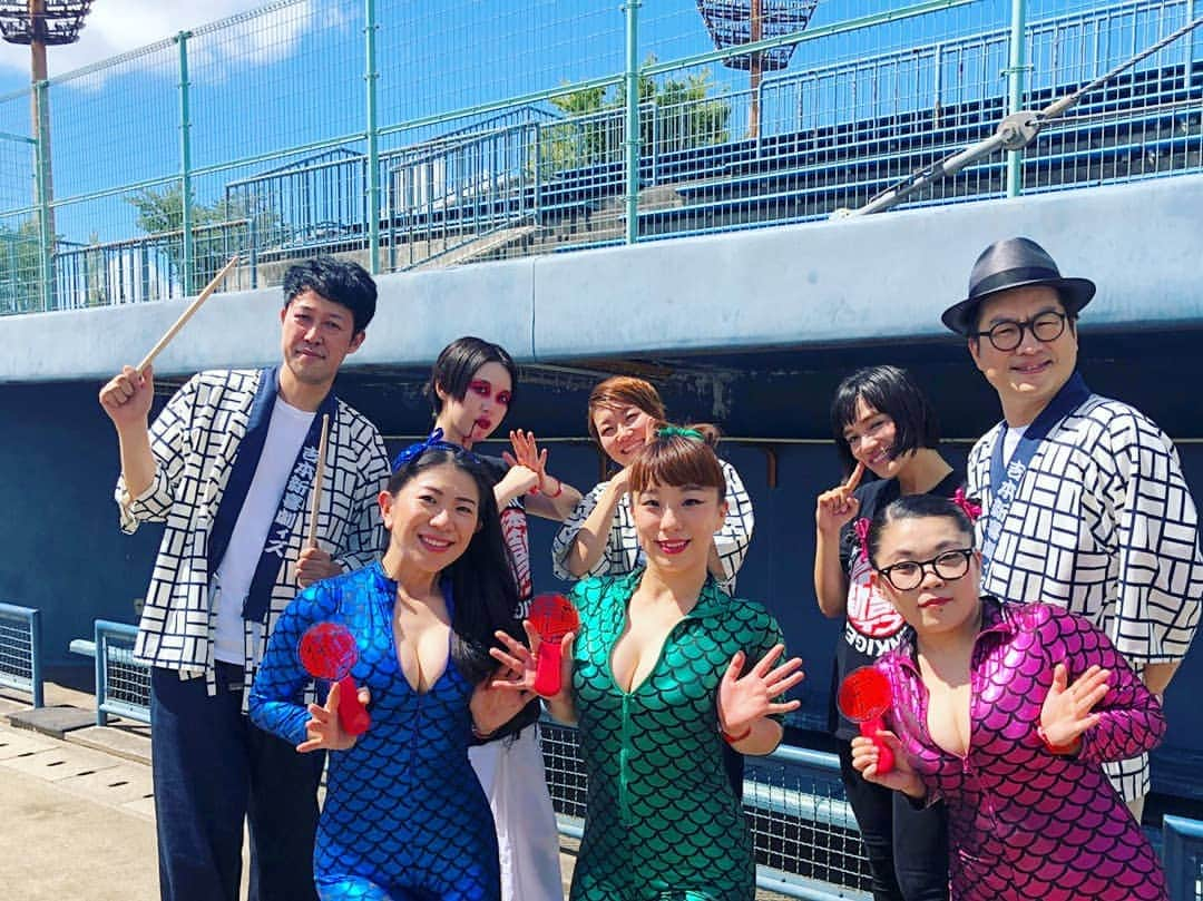 服部ひで子さんのインスタグラム写真 - (服部ひで子Instagram)「福島県の 素敵すぎるフェス♪ 『 #風とロック芋煮会2019 』  #吉本新喜劇ィズ  去年に引き続き、今年も出演させていただきました。  トップバッターでしたが  朝早くにも関わらず たくさんの方々が集まってくださり、 そして、沢山盛り上げてくださり、 本当にありがとうございました。  お天気にも恵まれ、 風も気持ち良く、 まさに、風とロックーーー+.ﾟ(´▽`人)ﾟ+.ﾟ最高です！  炎天下の中、 応援してくださった方々、本当に本当にありがとうございました。  めちゃくちゃ暑かったと思いますので、水分&塩分しっかり摂って体休めてくださいね。  そして、引き続き最後までお楽しみください(*^_^*)！！！ #風とロック芋煮会  #吉本新喜劇ィズ #爆乳三姉妹  フェスに招いてくださった、 #渡辺俊美 さん #箭内道彦 さん ありがとうございましたm(_ _)m」9月8日 15時21分 - hideko_hattori