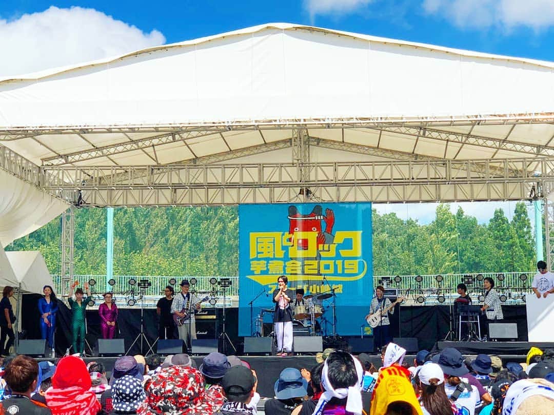 服部ひで子のインスタグラム：「福島県の 素敵すぎるフェス♪ 『 #風とロック芋煮会2019 』  #吉本新喜劇ィズ  去年に引き続き、今年も出演させていただきました。  トップバッターでしたが  朝早くにも関わらず たくさんの方々が集まってくださり、 そして、沢山盛り上げてくださり、 本当にありがとうございました。  お天気にも恵まれ、 風も気持ち良く、 まさに、風とロックーーー+.ﾟ(´▽`人)ﾟ+.ﾟ最高です！  炎天下の中、 応援してくださった方々、本当に本当にありがとうございました。  めちゃくちゃ暑かったと思いますので、水分&塩分しっかり摂って体休めてくださいね。  そして、引き続き最後までお楽しみください(*^_^*)！！！ #風とロック芋煮会  #吉本新喜劇ィズ #爆乳三姉妹  フェスに招いてくださった、 #渡辺俊美 さん #箭内道彦 さん ありがとうございましたm(_ _)m」