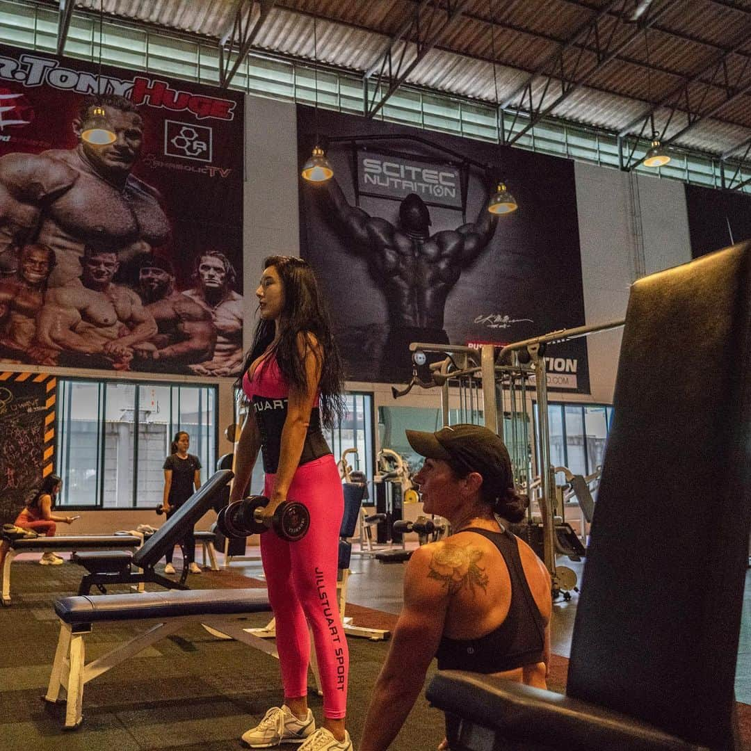 Areum Jungさんのインスタグラム写真 - (Areum JungInstagram)「My Workout Trip / IFBB Pro Kim @kimmy.derksen ‘s training for Glutes No3. Stiff deadlift 👍 . 운동여행/ @kimmy.derksen 선생님 수업 세번째 힙 운동 : 자극을 극대화하는 스티프데드리프트. 늘 하던 운동도 포인트와 집중도가 달라지면 또 새로운 느낌.  #운동여행 #질스튜어트스포츠 #정아름 #운동 #workout #JILLSTUARTSPORT #운동하는여자 #레깅스 #gym #musclefactorybkk」9月8日 15時26分 - areumjung