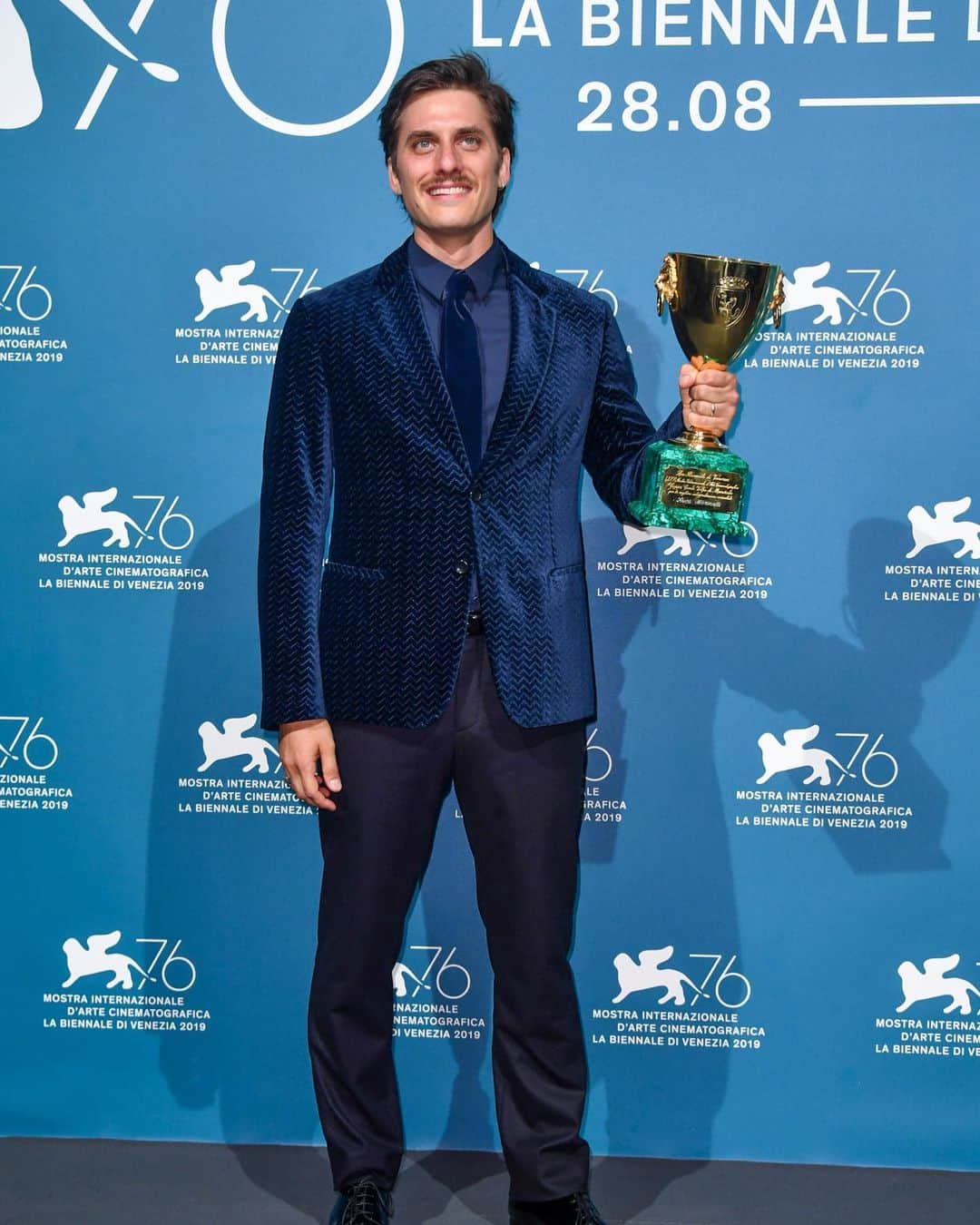 Armani Officialさんのインスタグラム写真 - (Armani OfficialInstagram)「Actor Luca Marinelli won the Volpi Cup for best actor in Pietro Marcello’s Martin Eden. Director @barbararaquelpaz won for the best documentary. Both wore #GiorgioArmani for the closing ceremony of the Venice Film Festival #ArmaniStars #Venezia76」9月8日 6時31分 - emporioarmani