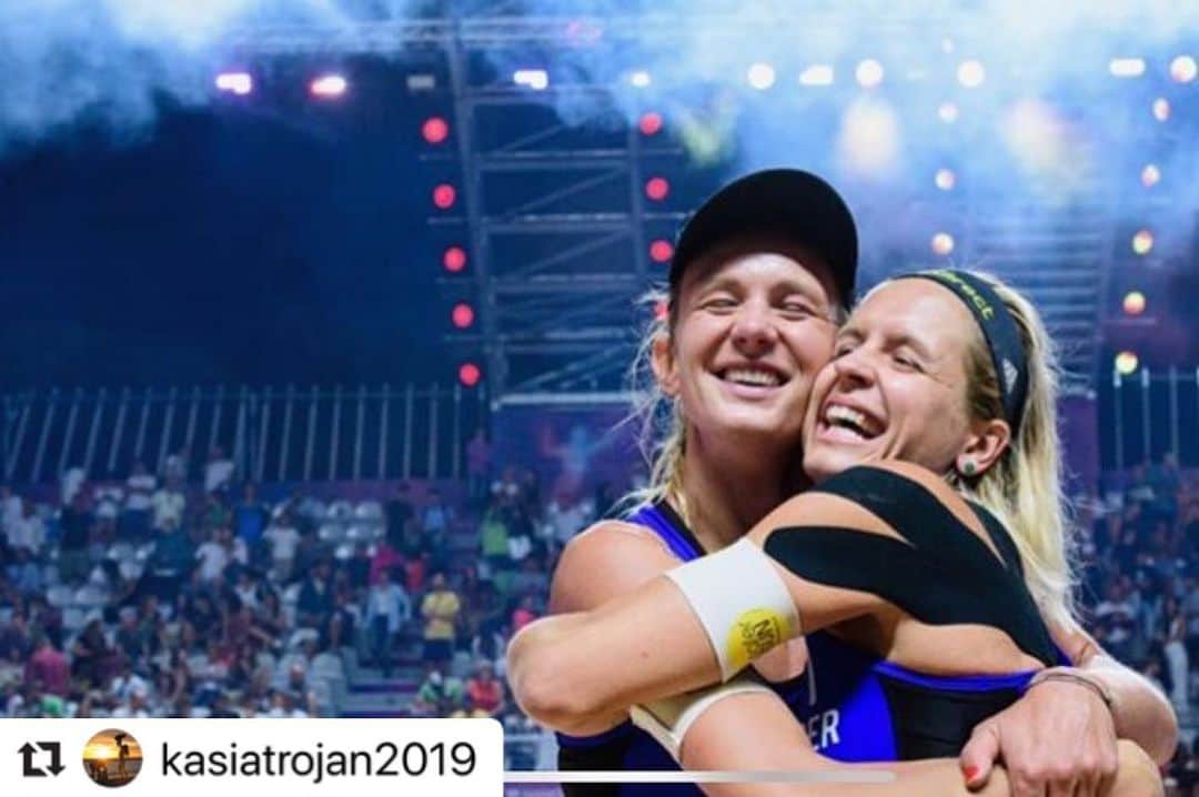 のインスタグラム：「Grazie a tutti🙏🏼domani finali 💪🏼 Danke wundervolles Schwesterherz 💜🙏🏼 Deine Tränen haben mich und manch anderen direkt angesteckt😅. Riesenknutsch 😘 📸 @connykurth  #Repost @kasiatrojan2019 with @make_repost ・・・ Ojoj, mir kommen die Tränen, wenn ich dieses Bild sehe. Das ist meine kleine Schwester, sie ist so wundervoll & sie hat sich diese Siege so hart erarbeitet mit Laura, dass glaubt ihr garnicht. Hat nicht aufgegeben, Sie ist für mich so ein Vorbild. Beachvolleyball ist Ihre Leidenschaft, als ich damals Volleyball gespielt habe und sie noch zu klein war um am Volleyballballtraining dabei zusein, trainierte Sie sich selber im Garten. Machte immer wieder Aufschläge gegen die Wand von unserem Haus und das immer & immer wieder. Sie war nicht aufzuhalten. Sie hatte so eine Lust auf diesen Sport. Schwesterherz, Du bist unglaublich tapfer, mutig, fleißig, liebevoll, weise & hast für alle ein Herz. Ich wünsche Dir morgen ein tolles Spiel & eine wundervolle Zeit in Italien was auch eins von deinem Zuhause ist. Genieß es ❤️ Buzki  #family #sisters #sport #love #smile #ontour」