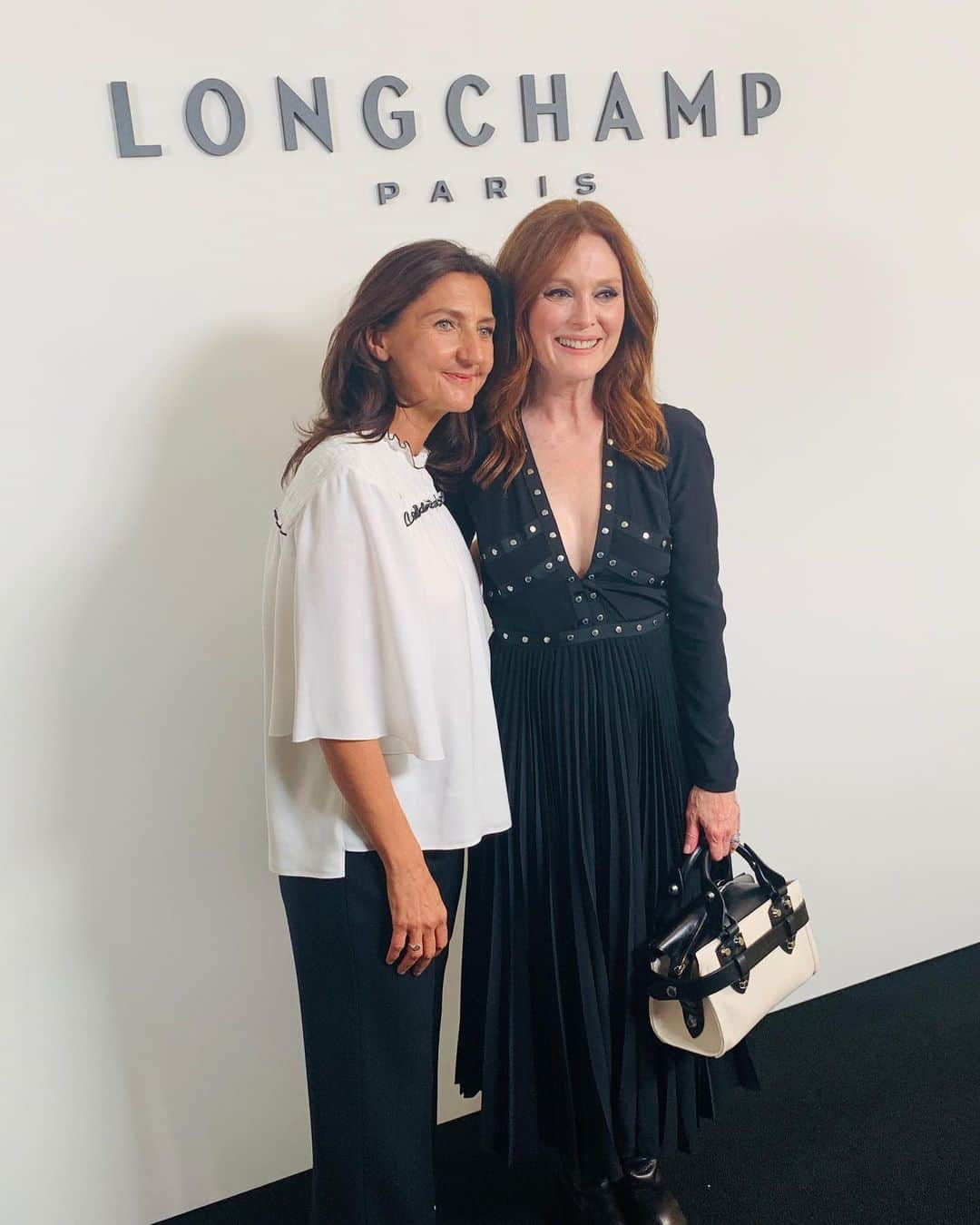 ジュリアン・ムーアさんのインスタグラム写真 - (ジュリアン・ムーアInstagram)「Congratulations to #sophiedelafontaine on her beautiful show for @longchamp today.  I was so happy to see her again and her gorgeous son who was 8 years old the last time I saw him. 😱😀#longchampSS20 #sponsored」9月8日 6時34分 - juliannemoore