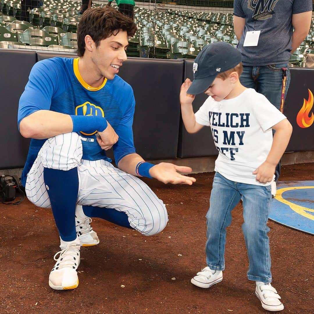 ミルウォーキー・ブルワーズさんのインスタグラム写真 - (ミルウォーキー・ブルワーズInstagram)「Aw, he’s so cute. 😍 #ThisIsMyCrew」9月8日 6時45分 - brewers