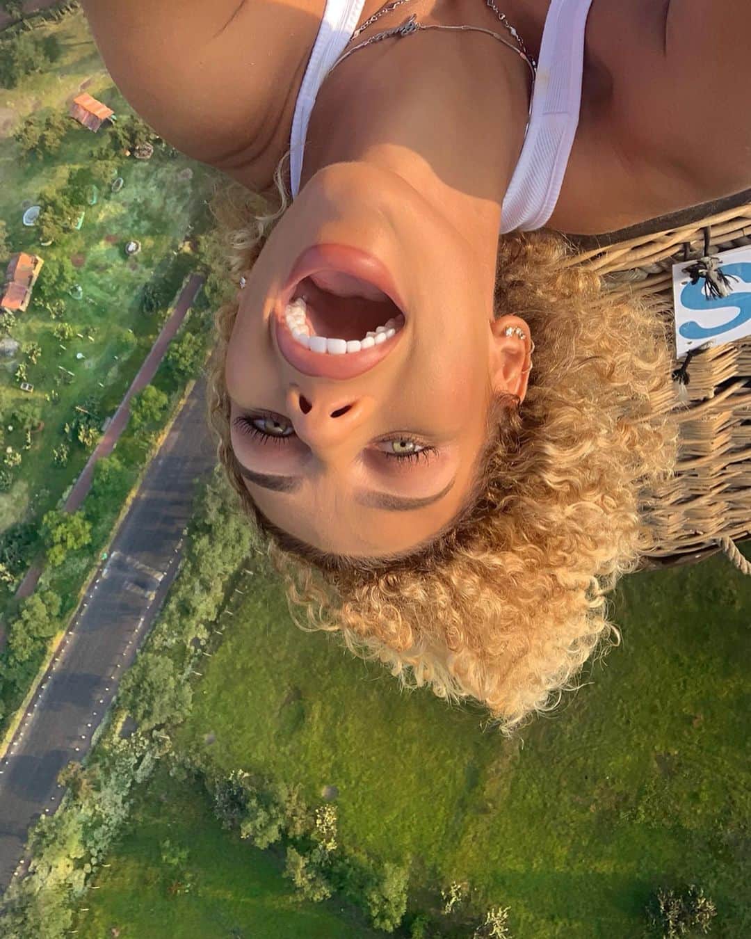 Jena Frumesさんのインスタグラム写真 - (Jena FrumesInstagram)「Dangling off the side of a hot air balloon a few thousand feet above ground for a selfie. This is a normal day for me😂🤳🏽🎈 Thank you @guess for the amazing experience✨🇲🇽 #DestinationGuess」9月8日 7時04分 - jenafrumes