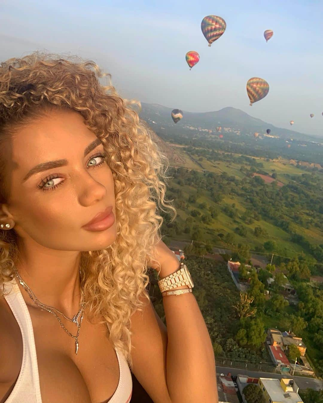 Jena Frumesさんのインスタグラム写真 - (Jena FrumesInstagram)「Dangling off the side of a hot air balloon a few thousand feet above ground for a selfie. This is a normal day for me😂🤳🏽🎈 Thank you @guess for the amazing experience✨🇲🇽 #DestinationGuess」9月8日 7時04分 - jenafrumes