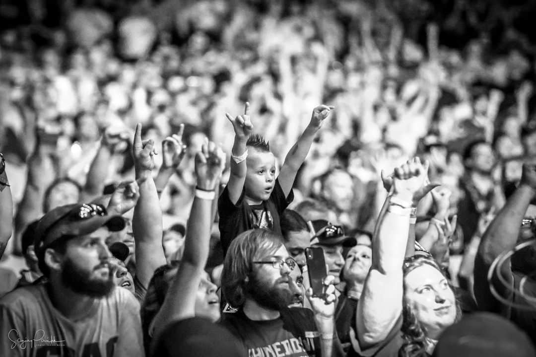 Shinedownさんのインスタグラム写真 - (ShinedownInstagram)「Shinedown Nation! Who’s rockin the weekend? 🤘 . . 📷 @sanjayparikhphoto #shinedown #shinedownfamily #shinedownnation #weekendvibes #rocknroll #sdshoutout」9月8日 7時16分 - shinedown