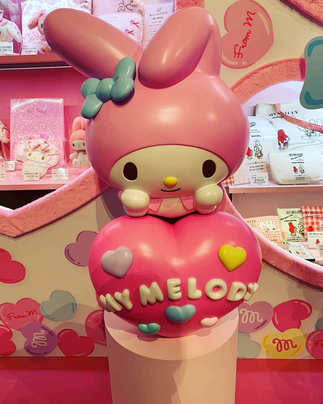 ミナコさんのインスタグラム写真 - (ミナコInstagram)「SANRIO EXPO 2019 招待して頂き行ってきました💙💙❤❤💜 どれもこれも可愛くて癒され空間でした(*^^*)♥️♥️♥️ 毎週日曜日　BSフジ　朝９時～ サンリオキャラクターズ　ポンポンジャンプ も見てねぇ～✌️ #SANRIO EXPO 2019 #SANRIO #ポンポンジャンプ #punyus#プニュズ#plusmodel #plusfashion #curvyfashion #curvywomen #curvy#棉花糖女孩#肉肉女 #plussize#ぽっちゃり#ぽちゃコーデ#ぽちゃかわ#激ぽちゃ#ミケポ#デブカワ#ぽっちゃり好きと繋がりたい#デブ女#巨尻#メイク#古着#ヴィンテージ#カラフル#派手」9月8日 7時09分 - mi7kooooo