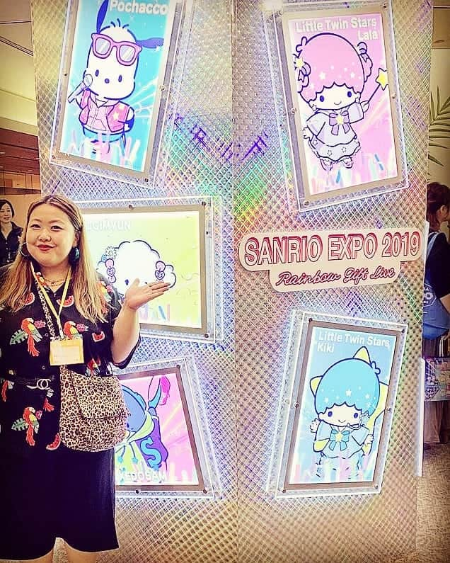 ミナコさんのインスタグラム写真 - (ミナコInstagram)「SANRIO EXPO 2019 招待して頂き行ってきました💙💙❤❤💜 どれもこれも可愛くて癒され空間でした(*^^*)♥️♥️♥️ 毎週日曜日　BSフジ　朝９時～ サンリオキャラクターズ　ポンポンジャンプ も見てねぇ～✌️ #SANRIO EXPO 2019 #SANRIO #ポンポンジャンプ #punyus#プニュズ#plusmodel #plusfashion #curvyfashion #curvywomen #curvy#棉花糖女孩#肉肉女 #plussize#ぽっちゃり#ぽちゃコーデ#ぽちゃかわ#激ぽちゃ#ミケポ#デブカワ#ぽっちゃり好きと繋がりたい#デブ女#巨尻#メイク#古着#ヴィンテージ#カラフル#派手」9月8日 7時09分 - mi7kooooo