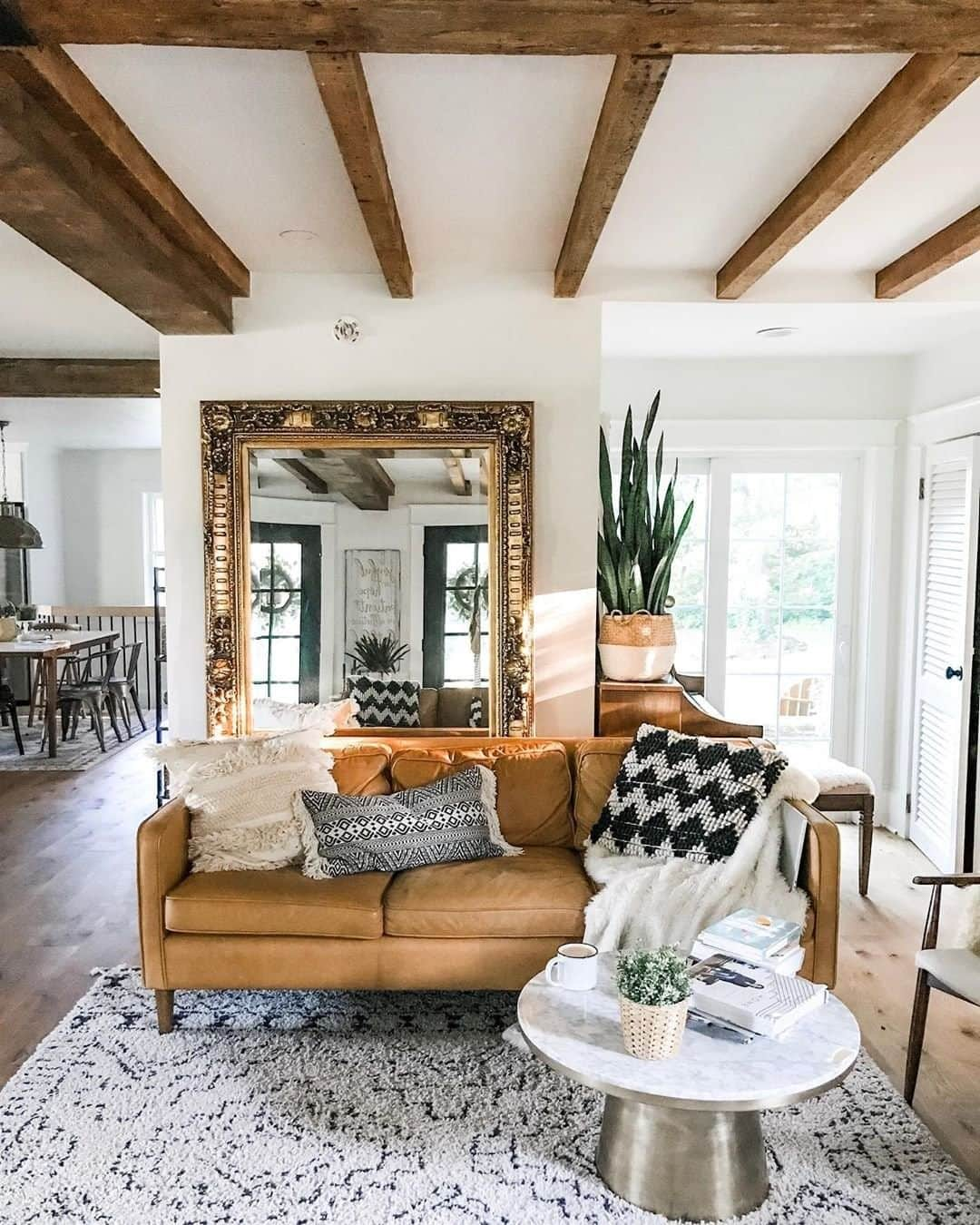 west elmさんのインスタグラム写真 - (west elmInstagram)「Those beams! That sofa! 😍Loving the natural, cozy + glam vibes in @skiesofparchmentblog's living room. Share your style and tag @westelm! #leathersofa #livingroomgoals」9月8日 7時43分 - westelm