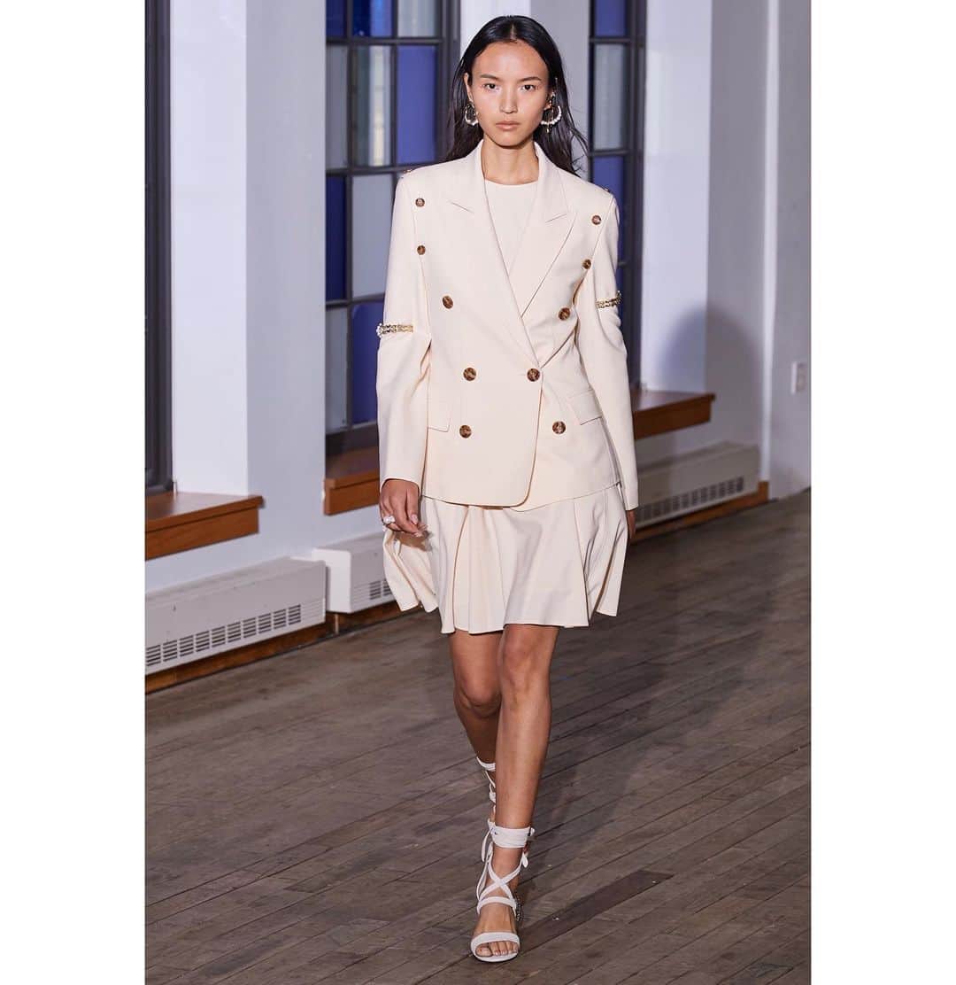 のインスタグラム：「Start fashion week like this . Frist show of this season🧚‍♀️ @adeam .#ss2020」