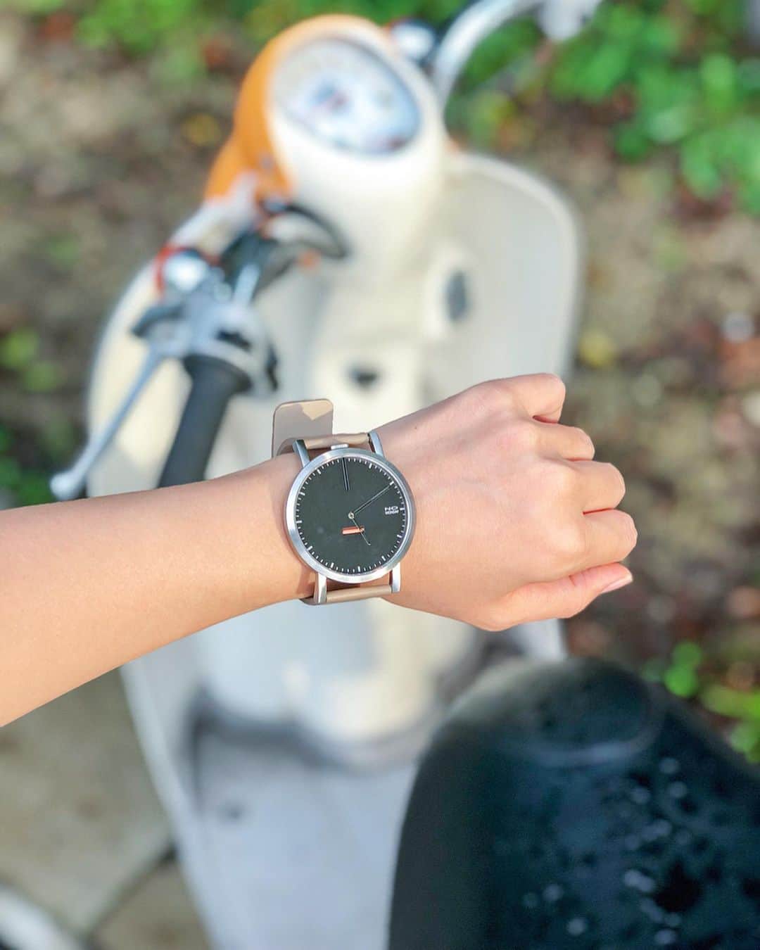 のインスタグラム：「おはようございます☆ 実は私20歳の時にバイクの中型免許とりました🏍 : 当時はバイクに乗って、 いろんな地方へ行きたいななんて思ってました！笑 : 2枚目の写真のカフェは、 名古屋の #円頓寺本町商店街 で入ったカフェにて♪ 最近購入した、 #canon の単焦点のカメラのレンズで写真を撮るのが本当に楽しい☆ 1.8F値で撮ると背景が綺麗にぼやけてお料理を撮るのも綺麗に撮れます！ : 名古屋をお供してくれたのは、 こちらの「Nomonday」の最近お気に入りの時計でした⌚︎ @nomonday_jp : また、新しいレンズで撮影してきたお写真載せるのでお付き合いよろしくお願い致します♪ : さあ！少し大きめの台風が来ているみたいだから皆さんお出かけの際はお気をつけてお出かけ下さいね！ 本日も張り切って行ってきます☆ : #名古屋 #観光 #名古屋観光 #商店街 #バイク女子 #bike #自然 #海 #watch  #nomonday#ノーマンデー#腕時計#時計#手元倶楽部 クーポンコードは、 『food_yuu』 使用で10パーセントオフになるそうです☆」