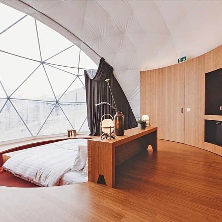 Reformationさんのインスタグラム写真 - (ReformationInstagram)「If you’re swinging through the Swiss Alps, check out the Whitepod eco-luxury hotel. Not only do guests stay in energy efficient pods—30% less energy is used to heat and cool the domes compared to normal buildings—but the hotel installed water-saving devices of water taps and showerheads, they have a strict sorting of organic and  non-organic waste, use only seasonal products, and 100% biodegradable cleaning products. And that’s the short version of their eco efforts. Link in bio for other eco travel things.」9月8日 7時50分 - reformation