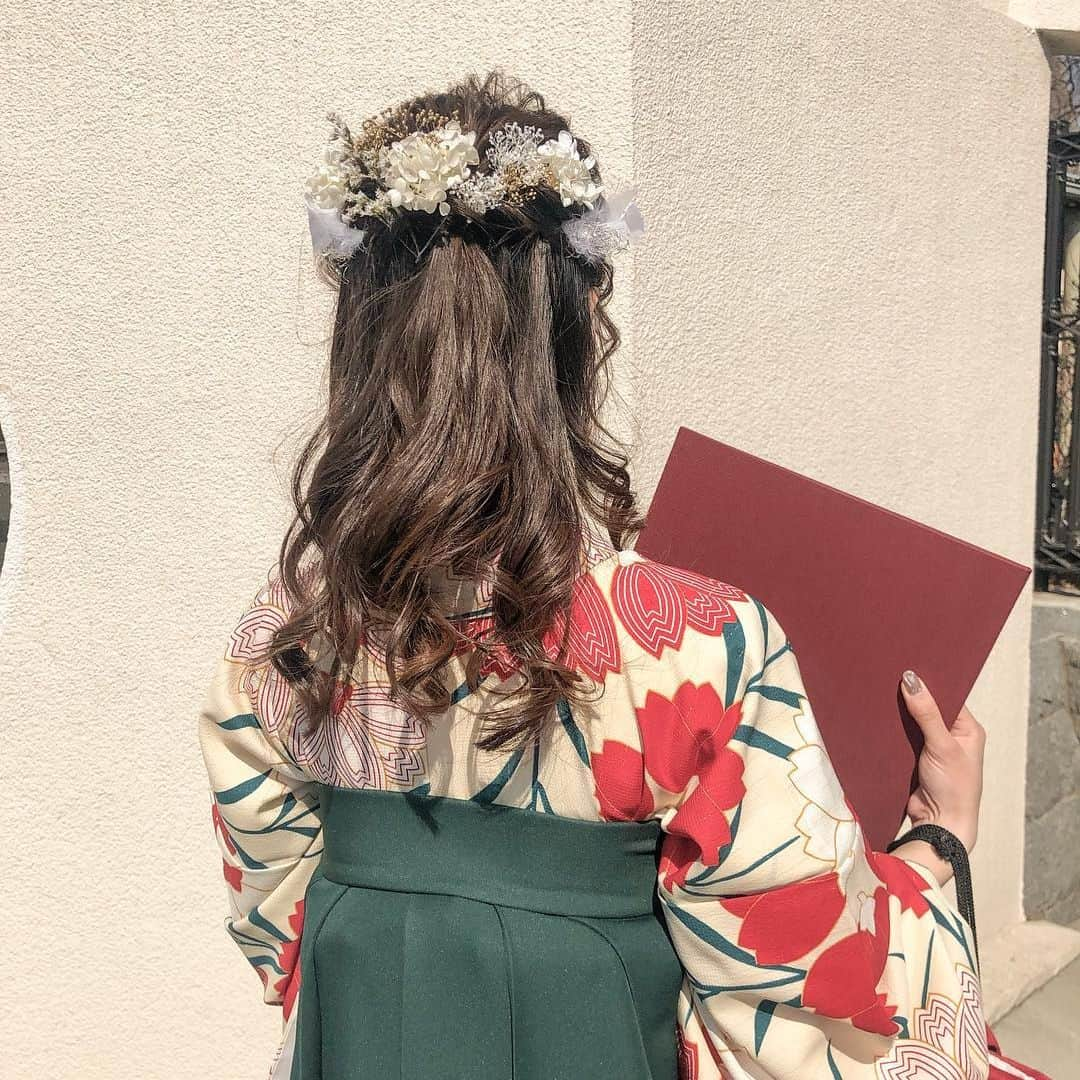 MERYさんのインスタグラム写真 - (MERYInstagram)「. 2020年3月卒業予定の大学4年生の皆さん！卒業式の袴はもう決まりましたか？♡ 可愛いデザインは早いもの勝ちで無くなっちゃうかも…！今から理想のデザインやヘアアレンジを調べてみてくださいね♪ . MERYでは他にも「かわいい」に近づくさまざまな情報を発信しています。 @mery.beauty コスメ・美容に特化した情報をお届け♡ @mery_spot 話題のカフェやお出かけスポットをご紹介！ こちらもぜひチェックしてみてください！ . . photo by @manami___1222 @___xrxrx___  @____.rxxn27  @nappeanuts . #MERY #regram #instagram #photogenic #instagenic #instagood #instalike #japanese #kimono #hairarrange #flower #ドライフラワーのある暮らし #花柄 #手元倶楽部 #手元くら部 #ヘアスタイル #ヘアアレンジ #大学生コーデ #大学生 #リボンアレンジ #リボン #ドライフラワー #袴ヘアアレンジ #袴ヘア #卒業式ヘア #卒業式 #袴アレンジ #袴 #MERY女子 #メリー」9月8日 8時00分 - mery.jp