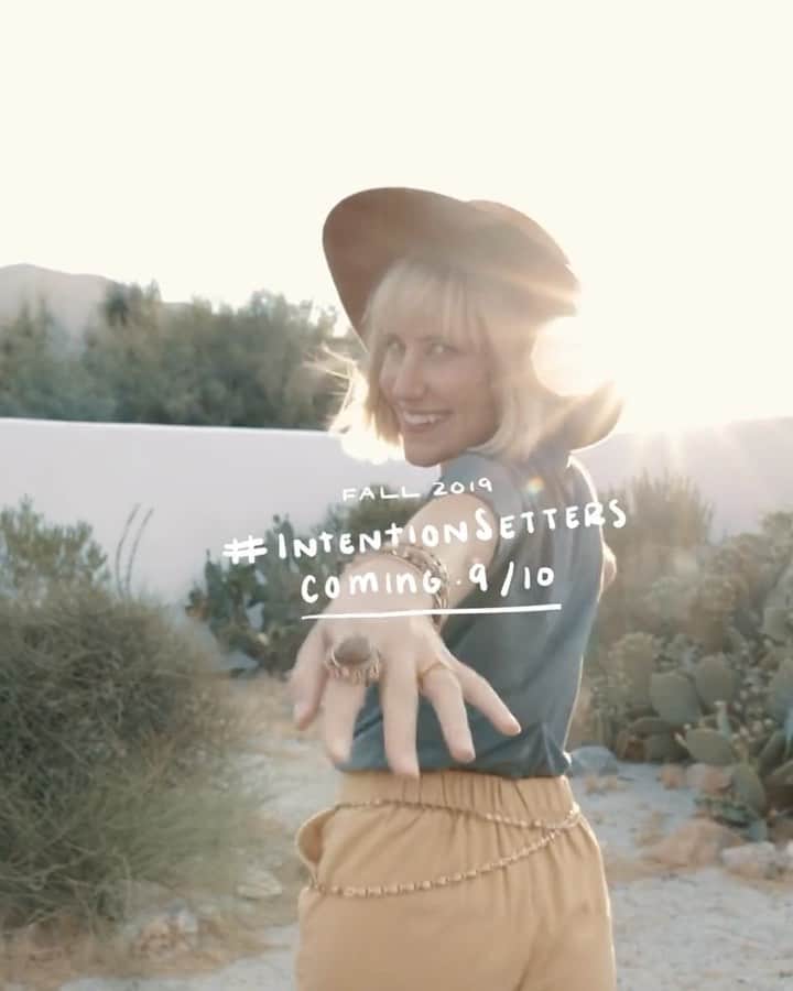 のインスタグラム：「New (sustainable) styles and silhouettes - coming this Tuesday, 9/10 💫 #IntentionSetters // 📸: @dazey_la // 🎥: @dpbettencourt @hindsight101 // 🎬: @tarah_sutton //📍: @dazey_desert_house」