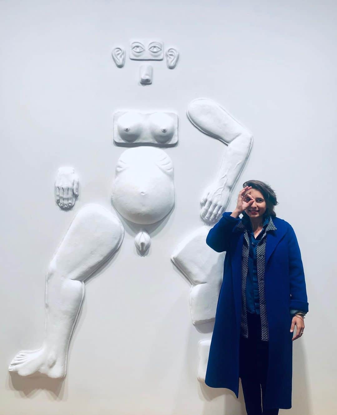 カロリーヌ・ド・メグレのインスタグラム：「Paris 🇫🇷 Great @Prune Nourry exhibition at @galerietemplon till October 19th 🖤 #catharsis #prunenourry」