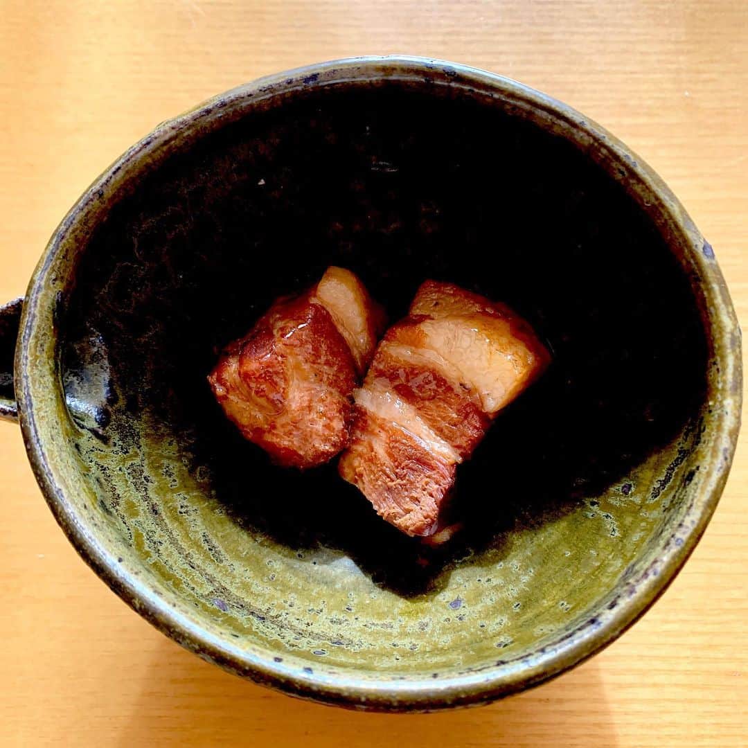 のインスタグラム：「甘酒で煮てから醤油。ふと思いついてやってみたらうまかった角煮。甘酒があったんだけど、飲まないので使ってみた次第。残ったつゆで煮玉子。」