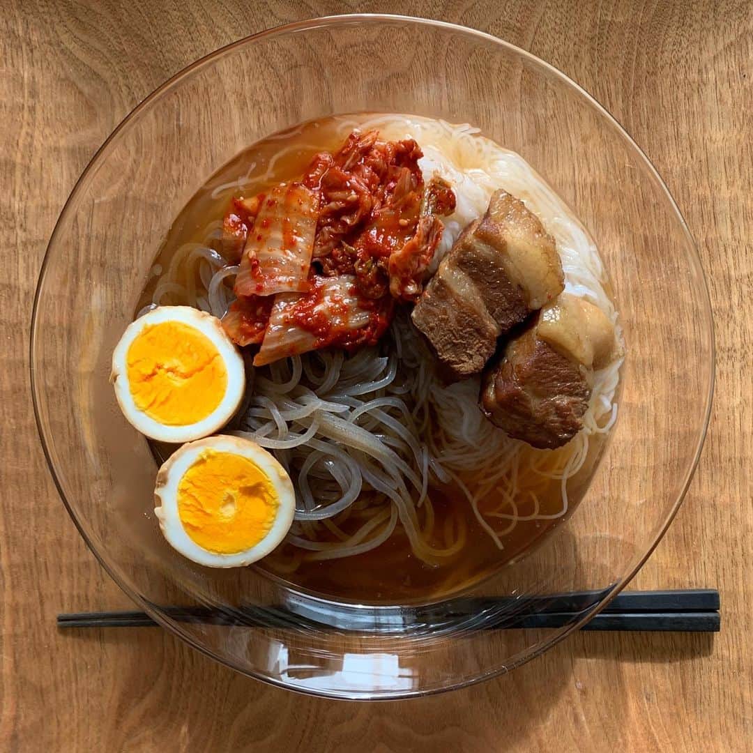 のインスタグラム：「角煮と煮玉子は冷麺に。カサ増しに蒟蒻そうめんも入ってます。あと蒸し野菜。」