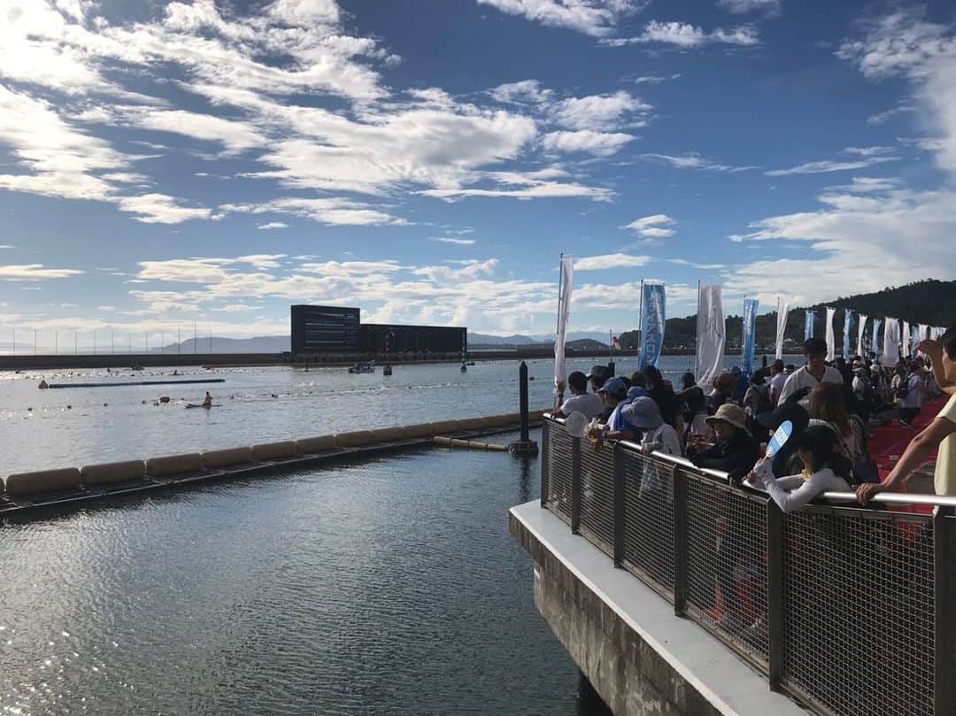 のインスタグラム：「【第９回倉敷国際トライアスロン大会スタートしました！】 ９月８日（日）、児島ボートレース場をメイン会場に第９回倉敷国際トライアスロン大会が３年ぶりに開会されました。 まずはスイムからスタート。 この後、バイク・ランと続きます。 ぜひ、沿道から選手に声援をお願いします。 　７時５１分　競技開始 １２時　競技終了 １２時３０分～１３時３０分　表彰式・閉会式  第９回倉敷国際トライアスロン大会のホームページ http://www.mspo.jp/kurashiki/ ※交通規制の案内 http://www.mspo.jp/kurashiki/pdf/交通規制.pdf ■倉敷ご当地グルメ・特産品が大集合！ イベントブースには、児島たこしお焼そばをはじめとした市内各地区のご当地グルメ・特産品が大集合しています！ □時間　９時～１３時 □場所　児島ボートレース場スタンド棟１階 ■ＦＭとケーブルテレビで特番 ●ＦＭくらしき（82.8MHz） <生放送>９月８日(日)７時３０分～１２時 各エイドステーションからのリアルタイム情報をお伝えします。インターネットラジオでも同時放送。詳しくはＦＭくらしきのHPをご覧ください。 ※ＦＭくらしきＨＰ http://www.fmkurashiki.com/ ●倉敷ケーブルテレビ <生放送>９月８日(日)　７時４５分～（ＫＣＴ１１ch） <再放送>９月８日(日)１７時４５分～（ＫＣＴ１１ch） スタート・フィニッシュ地点の児島ボートレース場、バイクコースの旧鷲羽山スカイライン、ランコースの旧下津井電鉄跡などに中継カメラを置き、レースの模様を生中継します。  #倉敷国際トライアスロン #トライアスロン #triathlon #児島 #kojima #倉敷市 #倉敷 #kurashiki  #クラシキ文華 #クラシキブンカ #kurashikibunka #kurabunka  #japan #japantrip #instgramjapan #visitjapanjp」