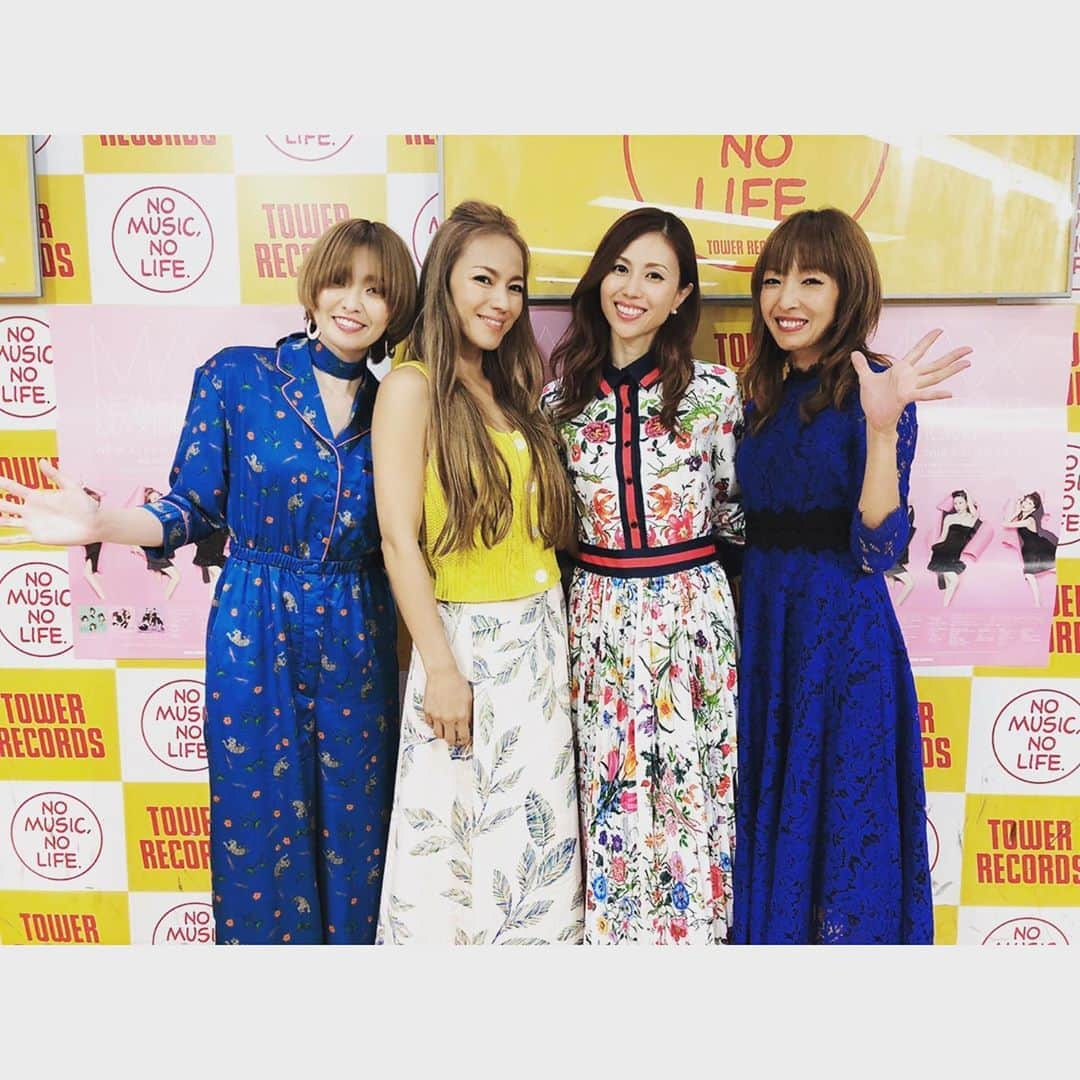 Minaさんのインスタグラム写真 - (MinaInstagram)「タワーレコード新宿店 NEW EDITION Ⅱ MAXIMUM HITS リリースイベント 沢山の方に 足を運んで頂き  ありがとうございました🙇🏻 こうして ファンの皆さんに 4人揃って happyな報告が出来たのが ホントにホント嬉しいかった… そして 何より 来てくれたファンの皆の笑顔が 素敵過ぎました😆 来年の25周年には 4人揃って素敵な笑顔に出会える様に 頑張りMAX❣️ #max #nana #lina #reina #mina #neweditioniimaximumhits  #リリースイベント #タワーレコード新宿店 #japanjapanjapan #3人の事はMAXファンの団結力で支えます #この言葉が一番心強い」9月8日 8時16分 - mina_1977