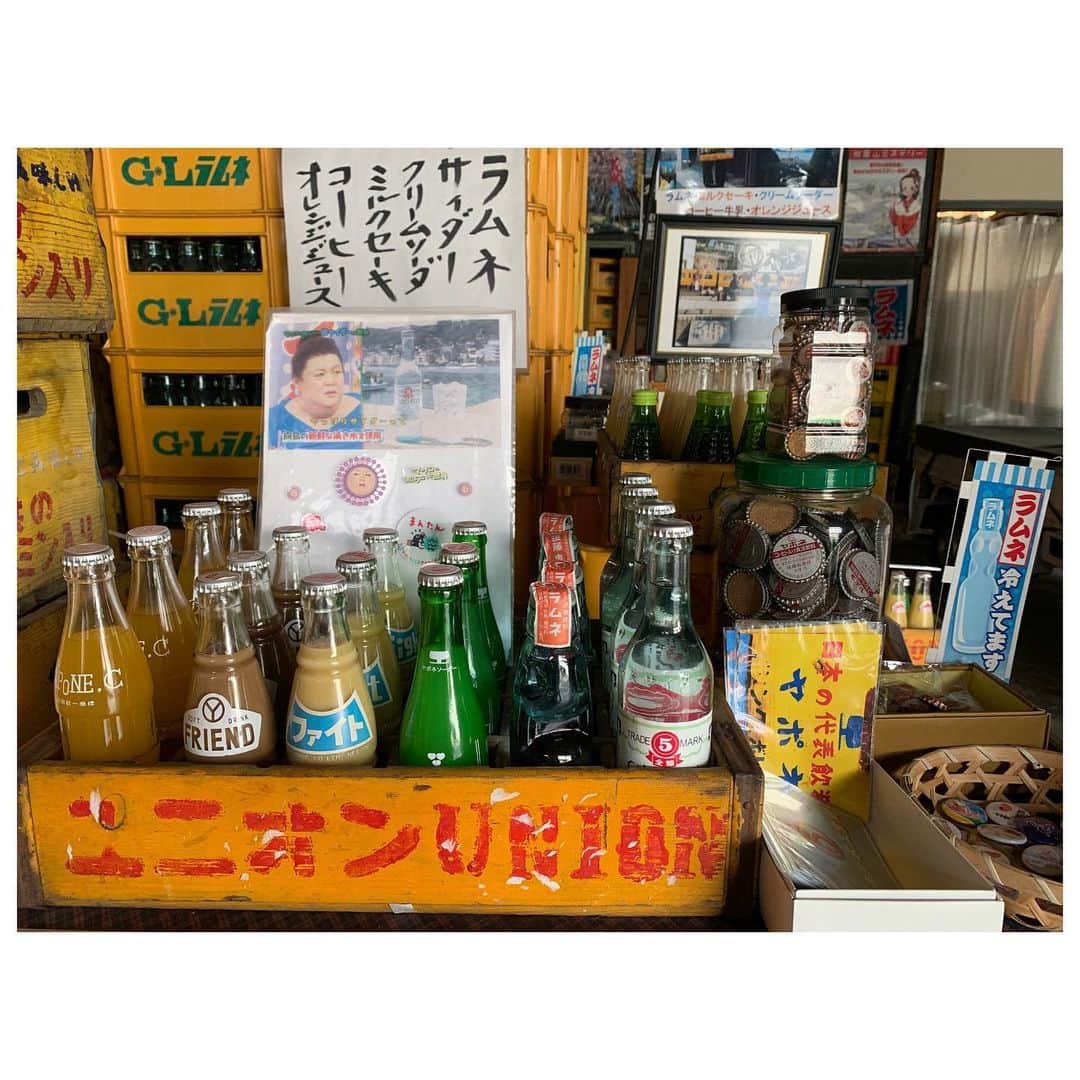 李ヒャンさんのインスタグラム写真 - (李ヒャンInstagram)「gm☻ 台風前からなのか朝からかなり蒸し暑い。 かなり大きな台風みたいなので皆様きをつけましょうね🌀 さて、旅記録のつづき。 しまなみ海道旅でかなり楽しみにしていたひとつがこちら。 100年以上手作りで作り続けているサイダー屋さん。 人工甘味料不使用で向島の湧き水を使って作られているそう。 昭和レトロな建物、瓶。 最高でしかなーい。 全部飲みたかったけど、ここでしか味わえそうにない味、メロンソーダとミルクセーキをチョイス。 ミルクセーキは今まで飲んだことない味。 瓶は再利用しているため持ち帰り不可でここで飲むスタイル。 店にたまに入る気持ち良い風にあたりながらぐびっと飲む。 最高の休憩時間でした♡ #trip #travel #travelgram #しまなみ海道 #向島」9月8日 8時30分 - 73hyang