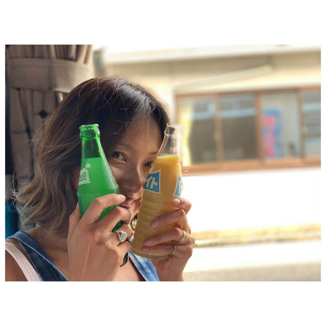 李ヒャンさんのインスタグラム写真 - (李ヒャンInstagram)「gm☻ 台風前からなのか朝からかなり蒸し暑い。 かなり大きな台風みたいなので皆様きをつけましょうね🌀 さて、旅記録のつづき。 しまなみ海道旅でかなり楽しみにしていたひとつがこちら。 100年以上手作りで作り続けているサイダー屋さん。 人工甘味料不使用で向島の湧き水を使って作られているそう。 昭和レトロな建物、瓶。 最高でしかなーい。 全部飲みたかったけど、ここでしか味わえそうにない味、メロンソーダとミルクセーキをチョイス。 ミルクセーキは今まで飲んだことない味。 瓶は再利用しているため持ち帰り不可でここで飲むスタイル。 店にたまに入る気持ち良い風にあたりながらぐびっと飲む。 最高の休憩時間でした♡ #trip #travel #travelgram #しまなみ海道 #向島」9月8日 8時30分 - 73hyang