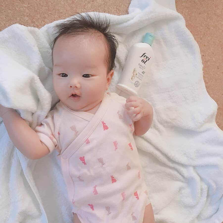 砂川陽香さんのインスタグラム写真 - (砂川陽香Instagram)「ㅤㅤㅤㅤㅤㅤㅤㅤㅤㅤㅤㅤㅤ ㅤㅤㅤㅤㅤㅤㅤㅤㅤㅤㅤㅤㅤ ぬっちゃんと似ているようで似ていないし 似てないようで似ているはるちぃぃぃい…！ ㅤㅤㅤㅤㅤㅤㅤㅤㅤㅤㅤㅤㅤ @freioil.jp の#ベビーオイル は 姉妹で仲良く使ってます✌︎ (( もう3本目？くらい！ )) ㅤㅤㅤㅤㅤㅤㅤㅤㅤㅤㅤㅤㅤ 毎回写真撮るたび思うけど #パッケージ可愛い …𓇢𓇢 #マタニティオイル とはまたケースの素材も雰囲気も違くて #赤ちゃん らしい可愛い見た目が好き ◎ ぬっちゃんもお風呂上がった後自ら取ってくるほど 我が家ではスタメンとして活躍してくれてます☝︎ ㅤㅤㅤㅤㅤㅤㅤㅤㅤㅤㅤㅤㅤ ㅤㅤㅤㅤㅤㅤㅤㅤㅤㅤㅤㅤㅤ #freiöl #freioil #フレイオイル#フレイオイルがある生活 #PR #babygirl #生後2ヶ月 #令和ベイビー #令和元年ベビー #女の子べビー #次女 #第二子 #ベビスタグラム #子育てママ #子育てママと繋がりたい #赤ちゃんの肌 #myboo」9月8日 8時40分 - hirokattsunnnn