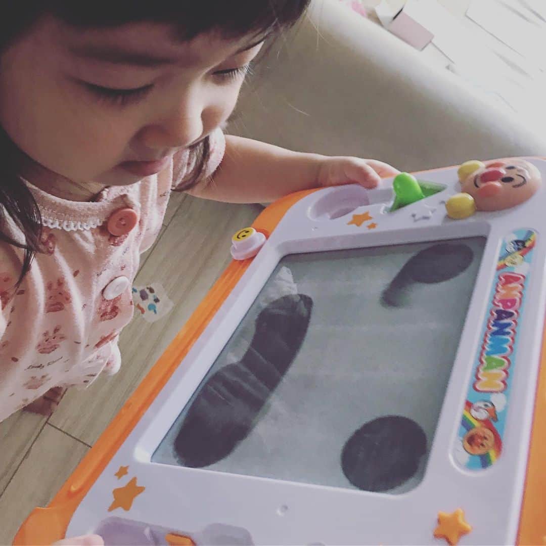 Yuka Maeda ::manicurelistのインスタグラム：「朝からビックリした！！！ みてー！お顔よー。 って見せてくれたお絵描きがお顔になってた！！！ そんなことできるようになったの！！！😭💓 大阪市北区 梅田.中崎町.駅から徒歩7分🚶‍♀️ CADENAS nail eyelash  マツエクアカウント @cadenaseyelash LINE:@ cadenas 🆔検索🙋‍♀️ tel:06-4792-8617. cadenas.nail@gmail.com. .  #instalike #instadaily #instamood #instalove #instafashion #igresjp #nails #ママリ#2歳児  #nailswag #japanesenailart #gelnailart #nailartist #repost #instanails  #親バカ部 #mama #fashion #ホットママタウン #おしゃれな人と繋がりたい #tbt #swag #幼児 #coordinate #photooftheday  #2歳 #ネイル好きな人と繋がりたい #girl」