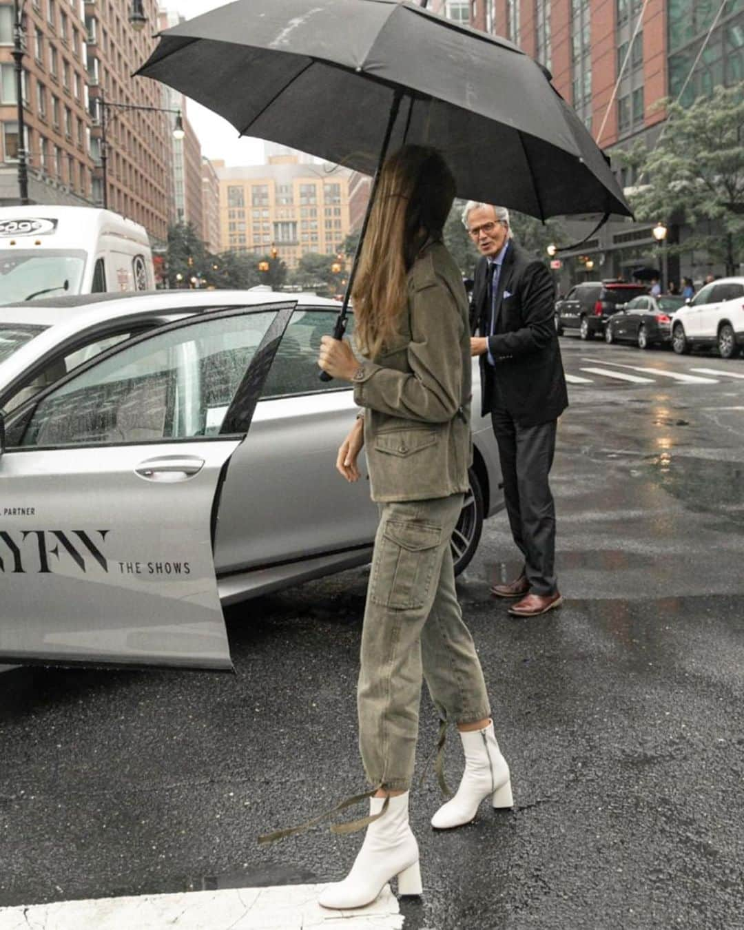 ケイト・ボックさんのインスタグラム写真 - (ケイト・ボックInstagram)「The rain can’t keep us from the FASHION —> RAG & BONE ✨✨✨ @ragandbone #nyfw」9月8日 8時56分 - katelove