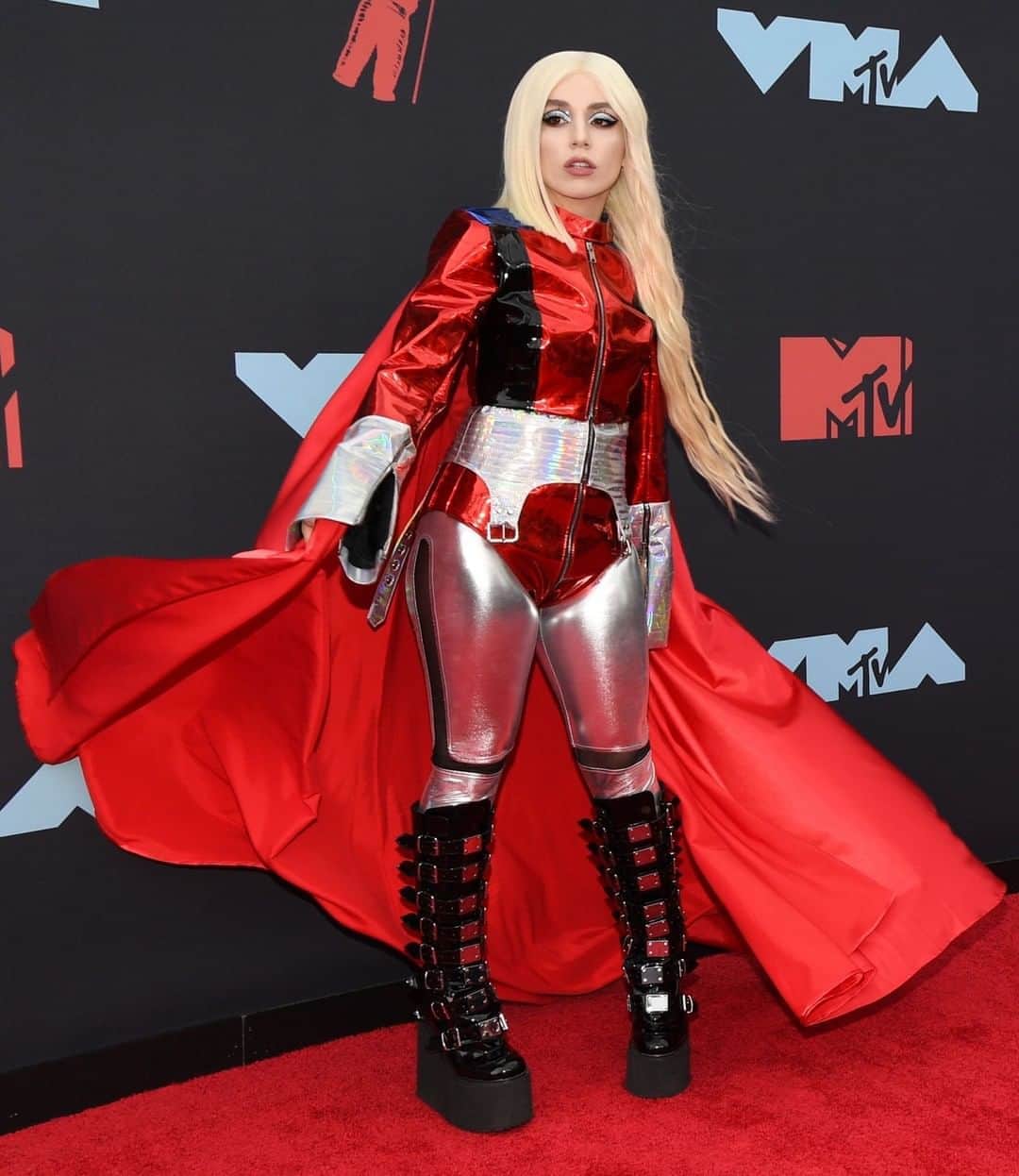 のインスタグラム：「ファッション通信簿Vol.29 「2019 MTV VMA」一大ミュージックイベントのレッドカーペットを米「WWD」がめった切り﻿ ﻿ 　米「WWD」の人気企画「ファッション通信簿」では、ストリートからパーティー、レッドカーペットまで、海外セレブたちのファッションを厳しくチェック。第29回は、ニュージャージー州のニューアークで8月26日に開催された「2019 MTVビデオ・ミュージック・アワード（2019 MTV VMAs）」のレッドカーペットから、エイバ・マックス（Ava Max）が登場。﻿ ﻿ Ava Max / FAIL﻿ アシンメトリーなヘアスタイルだけはなんとか許容できる。彼女自身が助けを必要としているときに、スーパーヒーローの格好で登場するなんてどうかしている。「リズム・ネイション」ブーツは90年代へのキュートな回帰とも言えるが、ここでは状況をさらに悪くしているだけ。﻿ ﻿ その他、テイラー・スウィフトやロザリア、カミラ・カベロ、ショーン・メンデスらへの辛口コメントはストーリーまたはプロフィールのリンクから🔗﻿ ﻿ PHOTO : ANDREW H. WALKER / SHUTTERSTOCK (c) FAIRCHILD PUBLISHING, LLC﻿ ﻿ #AvaMax #VMA #VMAs #VMAs2019 #vma2019 #MTVVideoMusicAwards #MTV #VideoMusicAwards #エイバマックス」