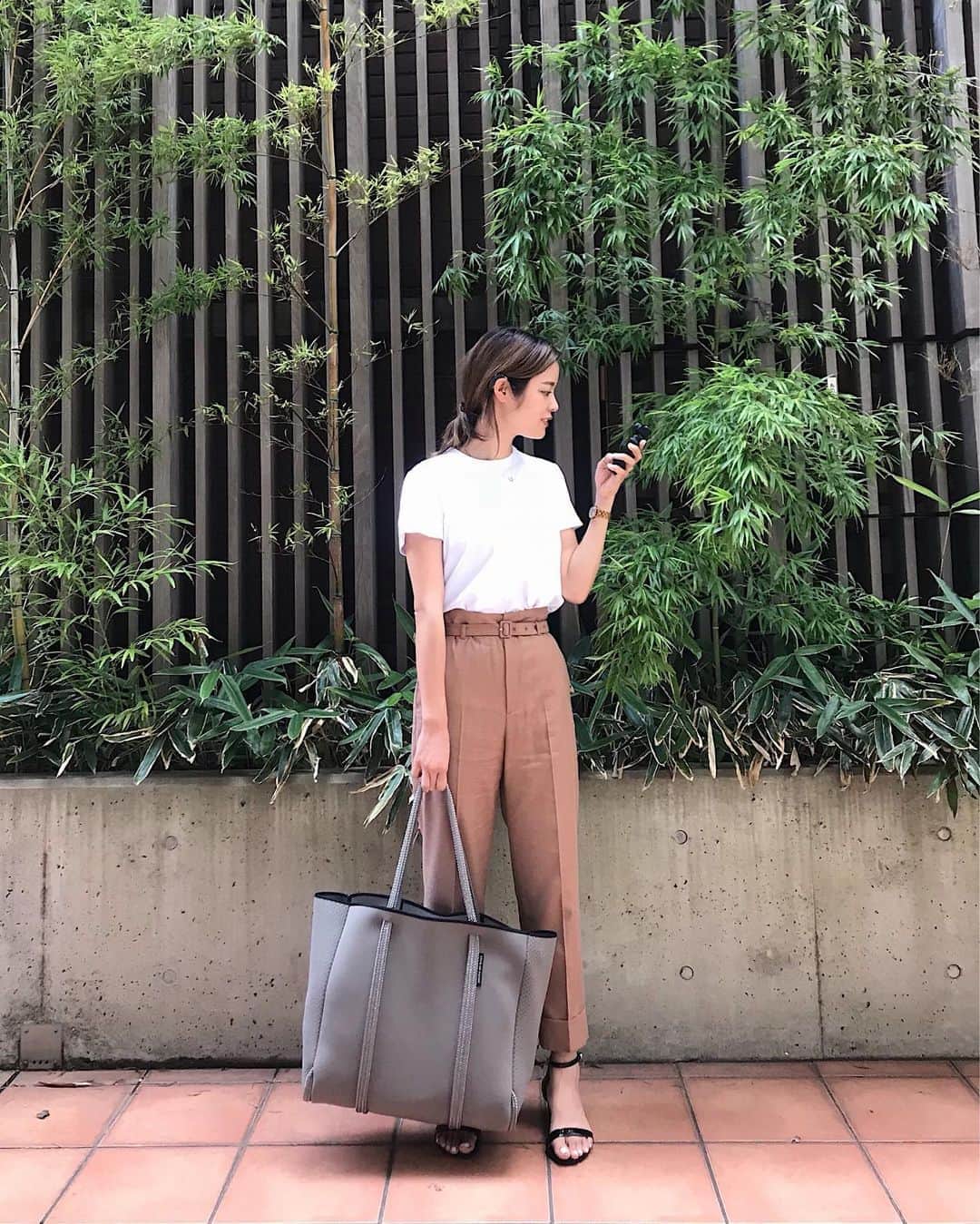 のインスタグラム：「🍃#outfit  @uniqlo / #top @milaowen_official / #pants @ronhermanstore(STATE OF ESCAPE) / #bag  @sappun_official / #shoes」