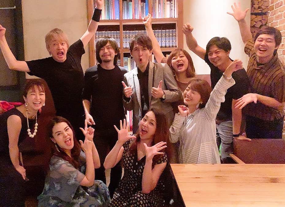 のインスタグラム：「ミュージカル友達、こーちゃん @kotasomeya の1stソロライブに行ってきました。（ジャケットきてるのがこーちゃんです😇） 歌唱力、魅せ方が素晴らしくて本当に尊敬✨私もスコーン!!ってあんな高い声出したい..😆お久しぶりの方々に会えたのも嬉しかった💓初めて聴いたミュージカルナンバーも沢山歌ってくれたのだけど、いい曲たくさんある🥰  #染谷洸太 くん #イープラスカフェ  #会場も素敵だったな #ミュージカル #musical」