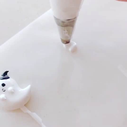 のインスタグラム：「🎃ハロウィンのメレンゲトッパー👻 ポップス棒に絞ると、可愛いメレンゲトッパーに♡ ケーキにさしたり、そのままラッピングしてプレゼントしたり、 ハロウィンやクリスマスなどのイベントに大活躍しそうです😍  JSA史上初！大好評につき、 【11会場で開催決定📣】 デコメレンゲクッキー認定講座に、たくさんのご予約をいただきありがとうございます。 JSAデコメレンゲクッキー認定講師講座は、 最短1日でしっかり基礎から応用までの技術を身につけられます。 立体的なメレンゲクッキー作りも自由自在。  全国から多数のリクエストをいただき、 合計11地域で本部開講いたします‼️ 想定以上の反響の大きさに、ブームの予感？！ お近くの皆さまは、この機会にぜひご参加下さいね😍  1️⃣宮城 10/22(火・祝) 9:30〜18:00 （仙台市内を予定）  2️⃣沖縄 11/3(日) 10:00〜18:30 (那覇市内を予定)  3️⃣熊本 11/3(日) 9:30〜18:00 (熊本市内を予定)  4️⃣宮崎 11/4(月・祝) 9:30〜18:00 (宮崎市内を予定)  5️⃣広島 11/9(土) 10:00〜18:30 (広島市内を予定)  6️⃣北海道 11/30(土) 10:00〜18:30 (札幌市内を予定)  7️⃣栃木 11/13(水) 10:00〜18:30 宇都宮市内を予定  東京・名古屋・芦屋・福岡も、絶賛ご予約受付中です。 ⭐️ご予約・スケジュールは💁‍♀️ https://web.star7.jp/reserve_new/mobile_yoyaku_101.php?p=82070c7275  1日で可愛いメレンゲクッキー作りを、極めることができます❣️ 詳細は、ブログ↓をご覧ください😊 https://salone-ze.or.jp/blog/9681/  ご予約はこちら↓ https://web.star7.jp/reserve_new/mobile_yoyaku_101.php?p=82070c7275  #デコメレンゲクッキー #メレンゲクッキー #meringuecookies  #meringuecookie  #日本サロネーゼ協会 #サロネーゼ協会 #馬林糖  #馬林糖課程  #馬林糖棒棒糖 #เมอแรงค์คุกกี้ #เมอแรงค์ราคาถูก  #เมอแรงค์  #马林糖  #马林糖  #kuemeringue #meringuelollipop #diyfood #videotutorial」