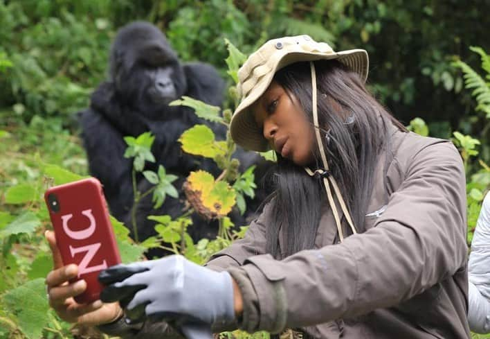 ナオミ・キャンベルさんのインスタグラム写真 - (ナオミ・キャンベルInstagram)「Trecking to see these amazing families !! 🇷🇼🦍🍃@visitrwanda_now @kwita.izina #RDBrwanda #NAOMIAFRICA 💙」9月8日 9時18分 - naomi