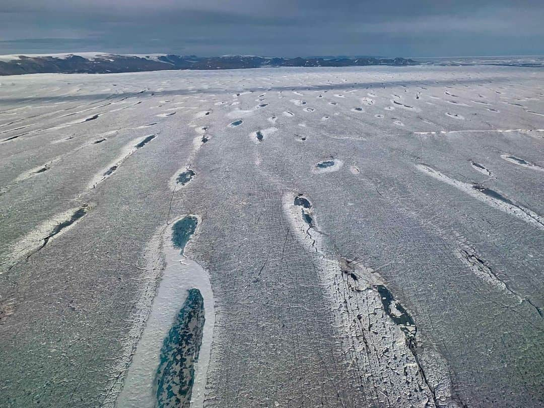 NASAさんのインスタグラム写真 - (NASAInstagram)「Greenland is where it’s at. ⁣⁣ ⁣⁣ And by “it,” we mean three of our different ice measuring missions — Operation #IceBridge, Oceans Melting Greenland (OMG) and the Airborne Visible/Infrared Imaging Spectrometer (AVIRIS). ⁣⁣ ⁣⁣ IceBridge is in Greenland beginning a series of flights to measure sea ice and land ice during the summer melt season. OMG is studying the ocean’s effect on the island’s melt and AVIRIS is verifying how the satellite #ICESat2’s lasers are working to see melty ice. ⁣⁣ ⁣⁣ In the last image, you can see all three planes meeting on the runway. ⁣⁣ ⁣⁣ Image 1 & 2: Linette Boisvert/NASA⁣⁣ Image 3 & 4: John Sonntag/NASA⁣⁣ Image 5: Eugenia de Marco/NASA⁣⁣ ⁣⁣ #NASA #Earth #Ice」9月8日 9時18分 - nasa