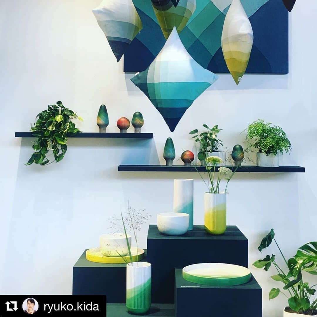 Vitra Japanさんのインスタグラム写真 - (Vitra JapanInstagram)「現在、パリで開催中のメゾン・エ・オブジェにて、ヴィトラアクセサリーの最新作が発表されています。ロンドンで活躍するデザインスタジオ、ロウ・エッジズとの初めてのコラボレーションとなる｢ヘリンボーン コレクション｣は、染料の溶液の中に生地や織り糸などを浸す「浸染」という染色法を用いたシリーズです。﻿ ﻿ ヘリンボーンコレクションは、「ヘリンボーン ピロー」、「ヘリンボーン ヴェッセル」、「ヘリンボーン ツリー」の３つの製品で構成され、素材によって色彩の鮮やかさや模様のラインもさまざまです。ヘリンボーンツリーは3個セット、500個限定のリミテッドエディションです。11月日本発売を予定しています。  Thank you❤️ @ryuko.kida  #vitra #vitraaccessories​ #vitra #vitrajapan #ヴィトラ #ヴィトラジャパン #インテリア好きな人と繋がりたい #リビングインテリア #リビング #リビングダイニング #ヴィトラアクセサリー #ロウエッジズ #rawedges  #Repost @ryuko.kida with @get_repost ・・・ New collection of Vitra by Rawedges designstudio. ・ ・ ローエッジスによる。ヴィトラのための新しいコレクション。中段の小さな木の作品はリミテッドエディション。フラワー ベースとクッションも美しい。 ・ ・ ・ @vitra @vitra_japan @rawedgesdesignstudio @maisonetobjet @a_cristina.romero @elledecorjapan #MObyElledecorjapan #MObyRyukoKida #MO19#maisonetobjet #design #interior #paris #decor #elledecorjapan  #メゾンエオブジェ #メゾンエオブジェ2019 #デザイン #インテリア #パリ #m1911」9月8日 9時46分 - vitra_japan