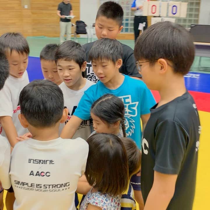 のインスタグラム：「第4回 東京都小中学生レスリング選手権大会 Team AACC 11名出場‼️ チーム一丸で頑張るぞ🤙🏻 #aacc #aacckids #aacckidswrestling #aaccキッズ #aaccキッズレスリング #kidswrestling #キッズレスリング #仲間 #team #第4回東京都小中学生レスリング選手権大会」