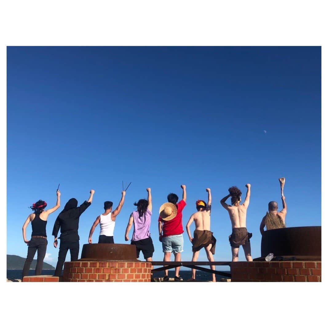 藤本聖のインスタグラム：「馬鹿しかしてねぇ. . 昨日は前野、爆ノ介、堂前、近藤のマジカルミステリーバスツアーのシークレットゲストで小豆島へ上陸. . 1泊2日のツアー初日だけの参加だったけど、ツアー中のボケ多分2万個くらいあった. . とんでもないバスツアー、伝説. . . . #お金がネイマール #グッバイゴリラ #ウェルカム兎 #ライオンキング #子泣き爺 #ワンピースルフィ＆ナミ」